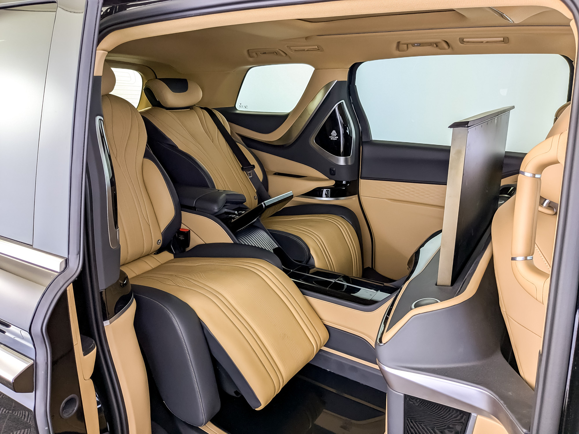 Фото Voyah Dream EVR 4S 1.5ELH/170 25кВт 4WD