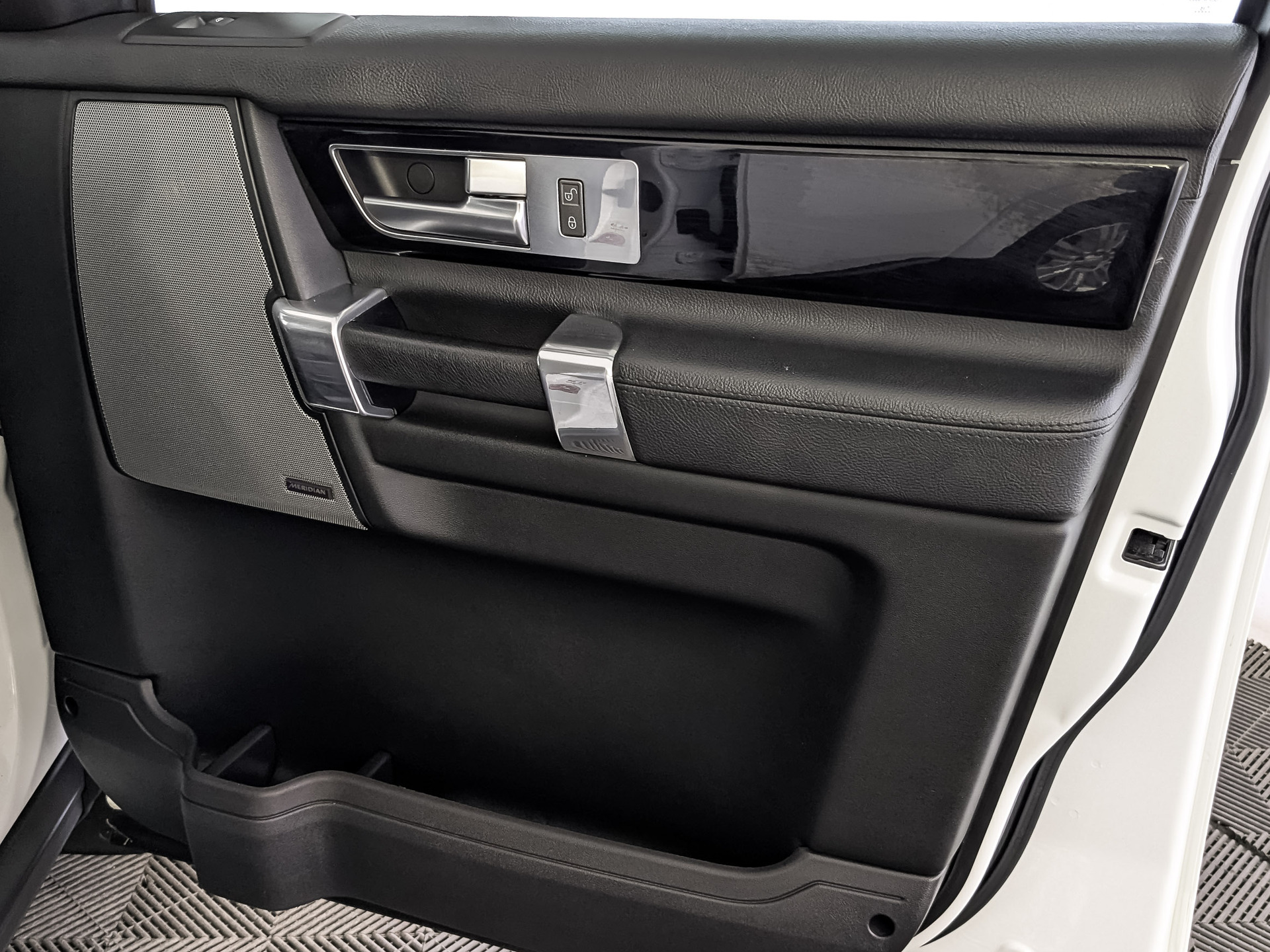LAND ROVER Discovery 3.00 (211 л.с), автомат, 2015, пробег 154 787 км