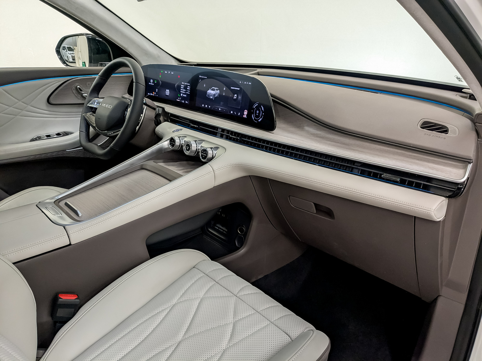Фото Exeed RX Flagship 2.0T/249 8AT 4WD