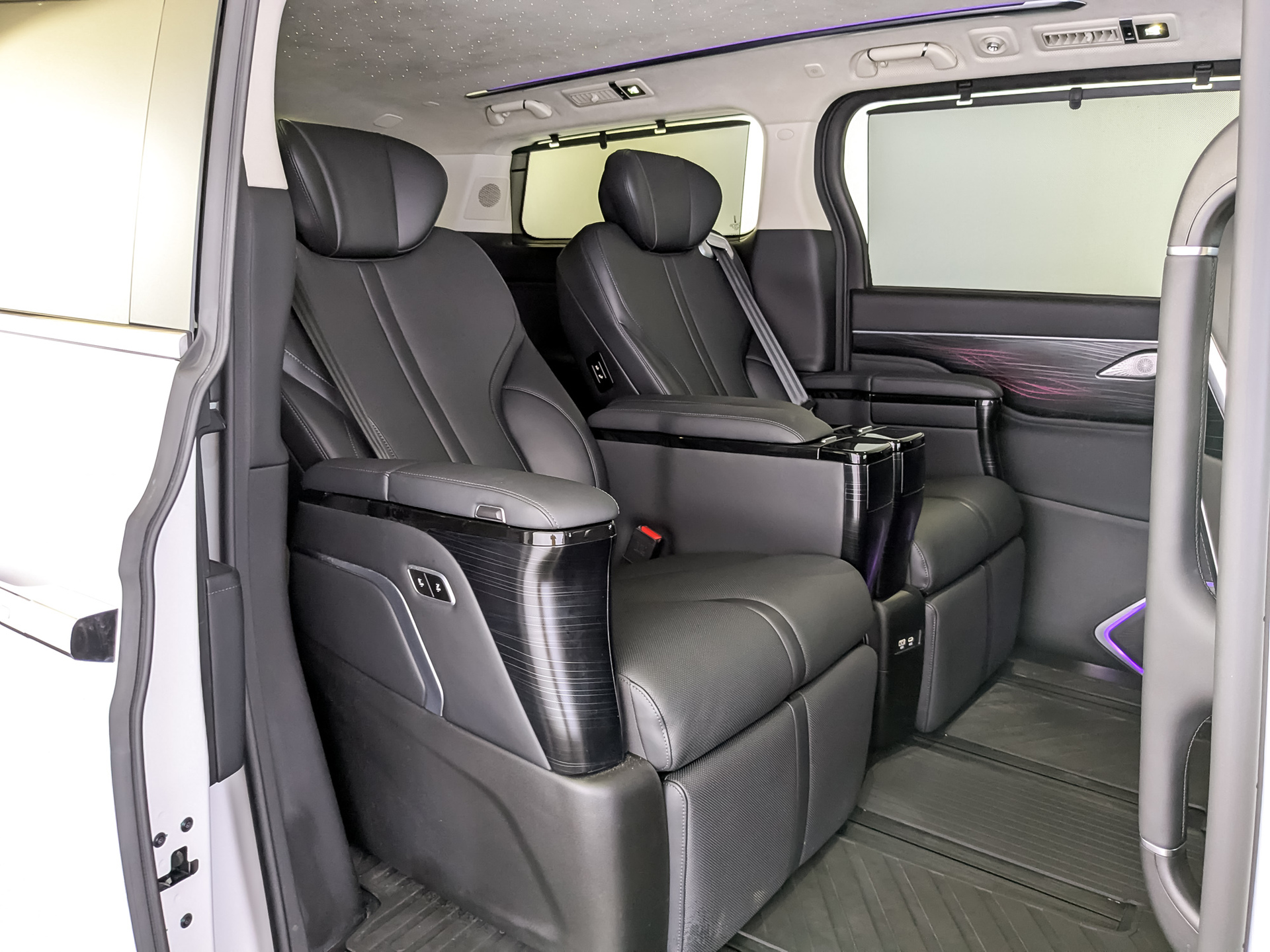 Фото Wey 80 Премиум Лаундж (Business Lounge) 1.5H/299 44кВт DHT 4WD 6S