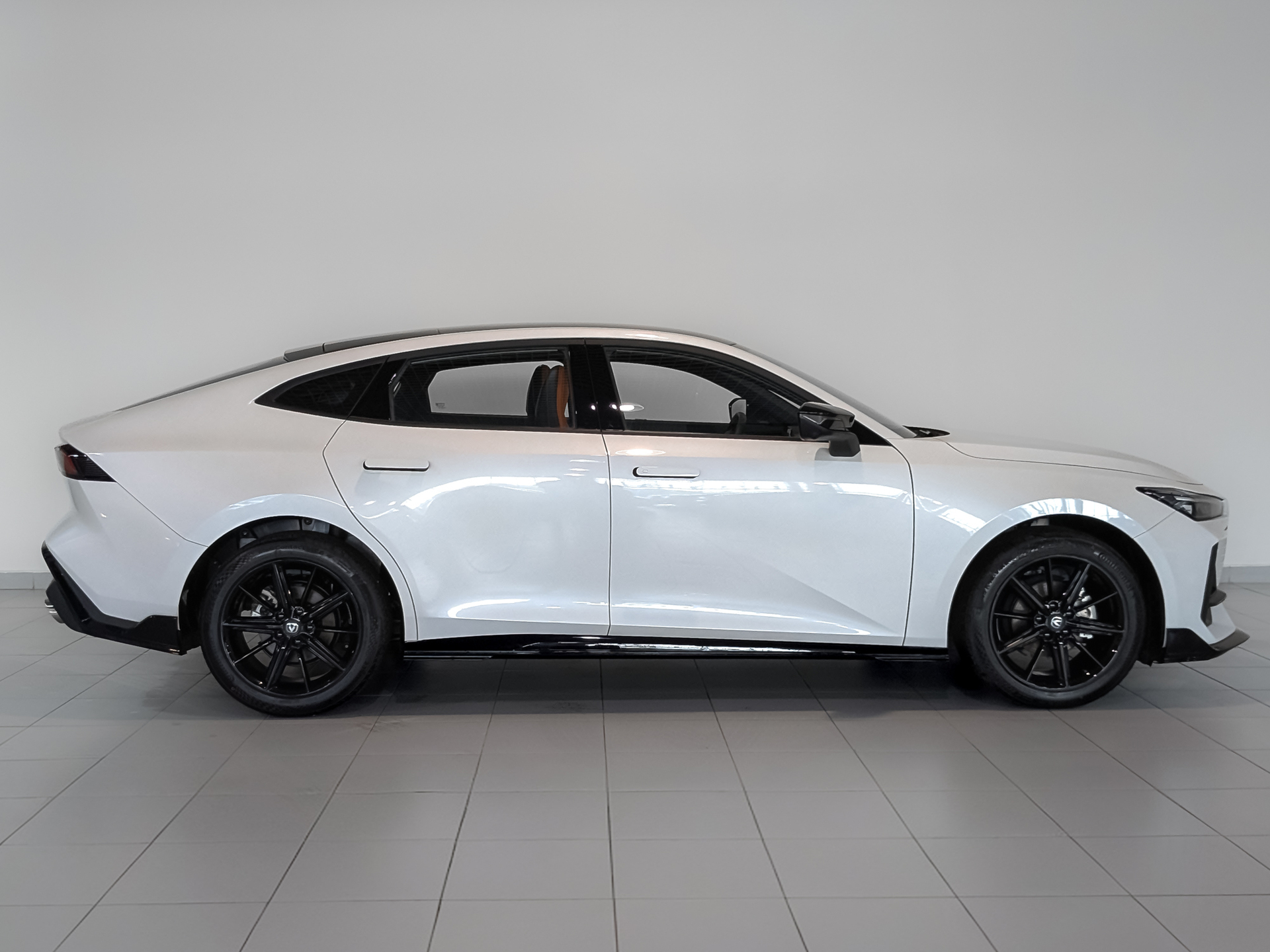 Фото Changan UNI-V Люкс 1.5T/181 7RT 5L