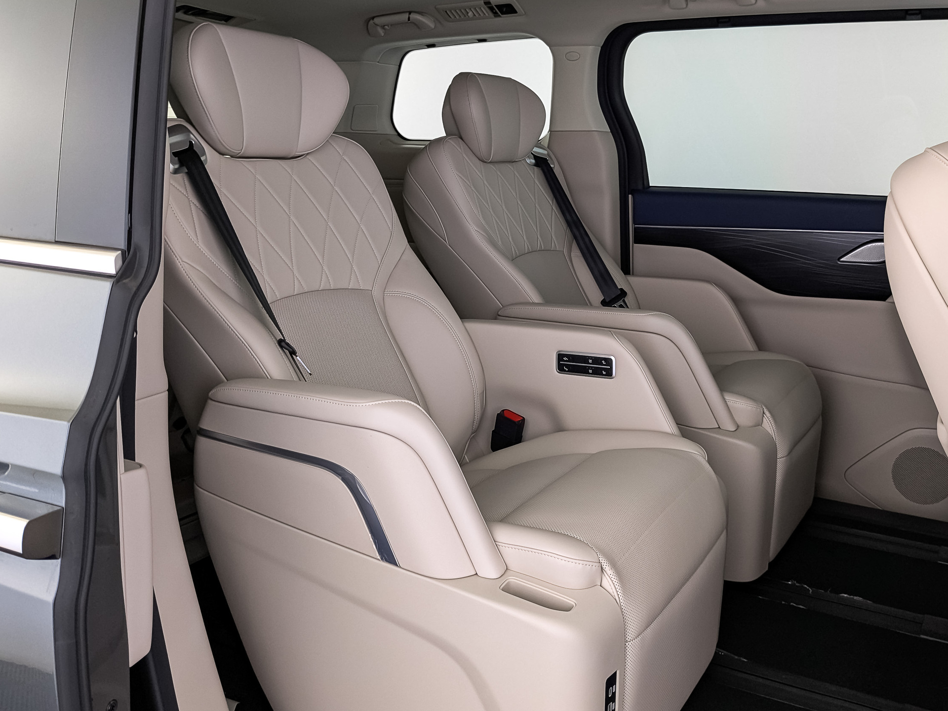 Фото Wey 80 Премиум (Premium) 1.5H/299 37кВт DHT 4WD 7S
