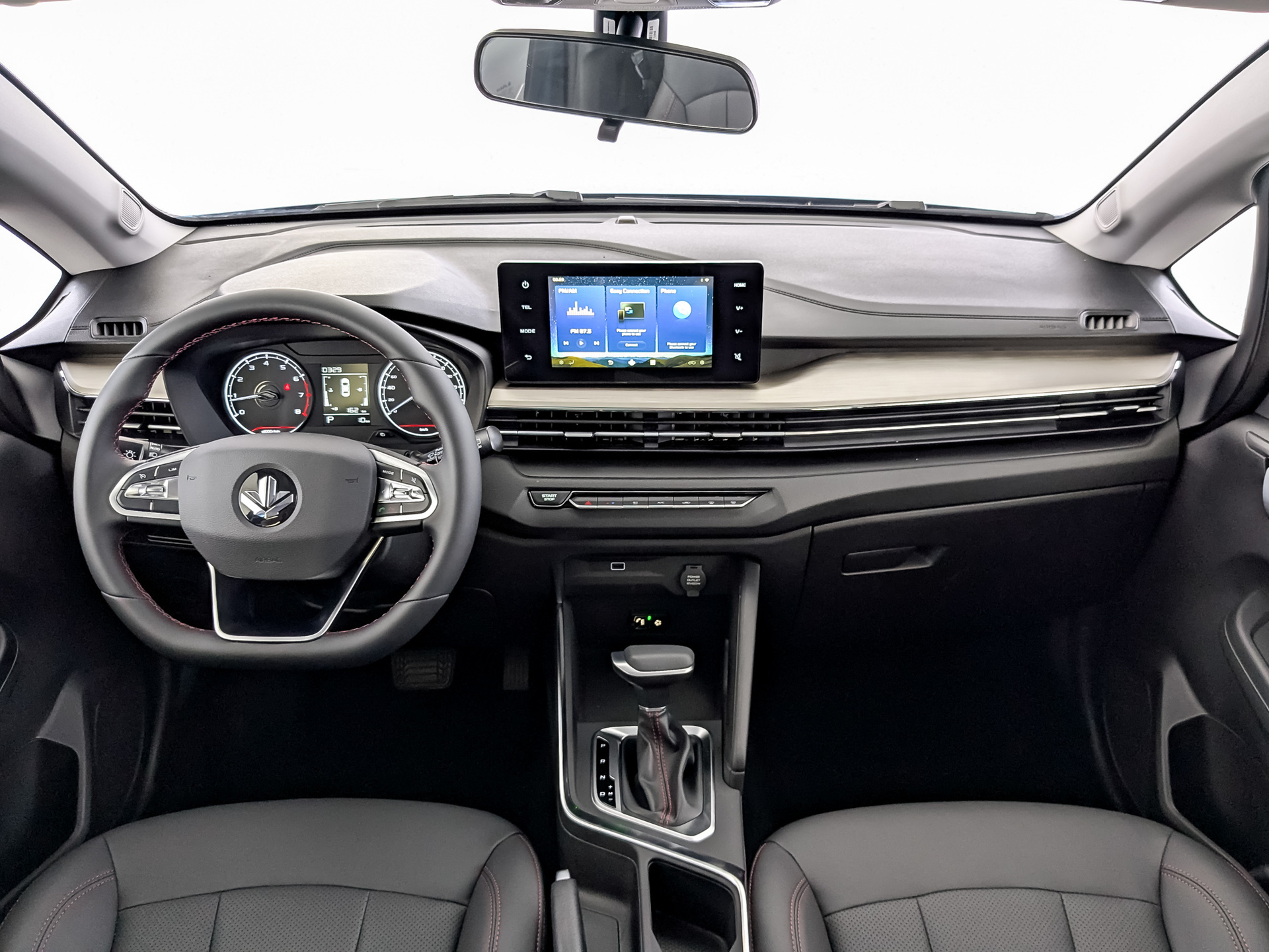 Фото Livan X3 Pro Luxury 1.5L/103 CVT 5D