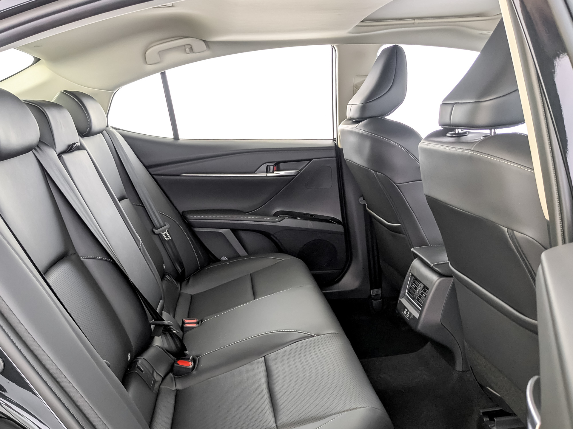 Фото Toyota Camry HGVP Luxury 2.0H/197 CVT 4D