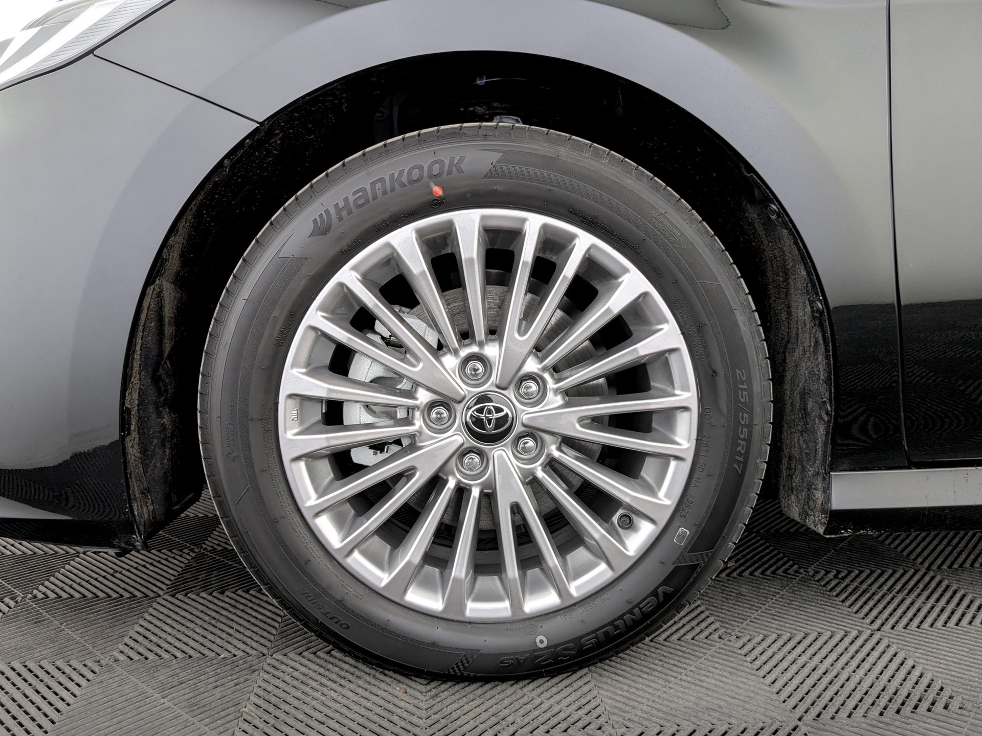 Фото Toyota Camry HGVP Luxury 2.0H/197 CVT 4D