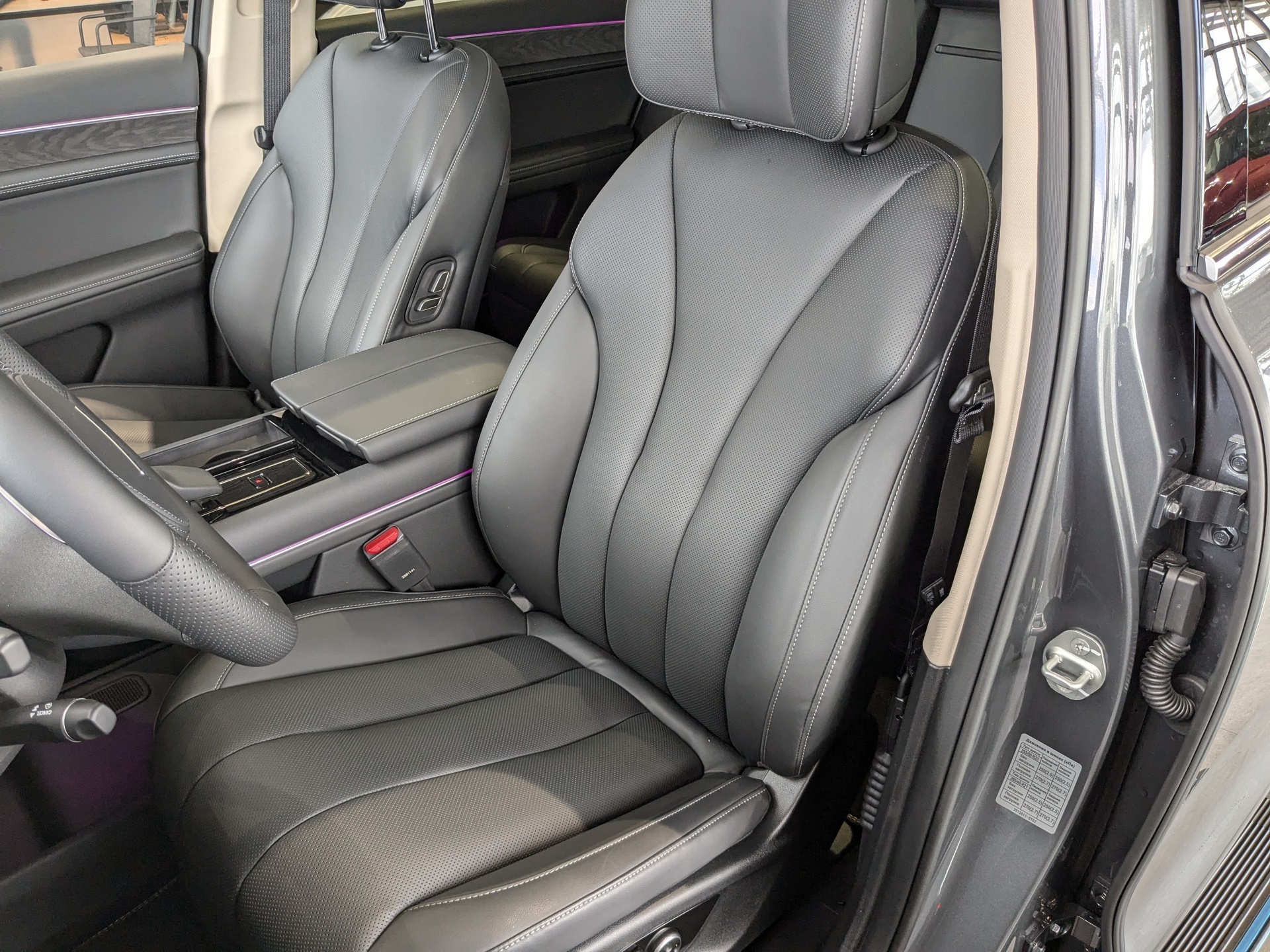 Фото Seres M7 MAX 5 Seats 1.5ELH/439 40кВт 4WD