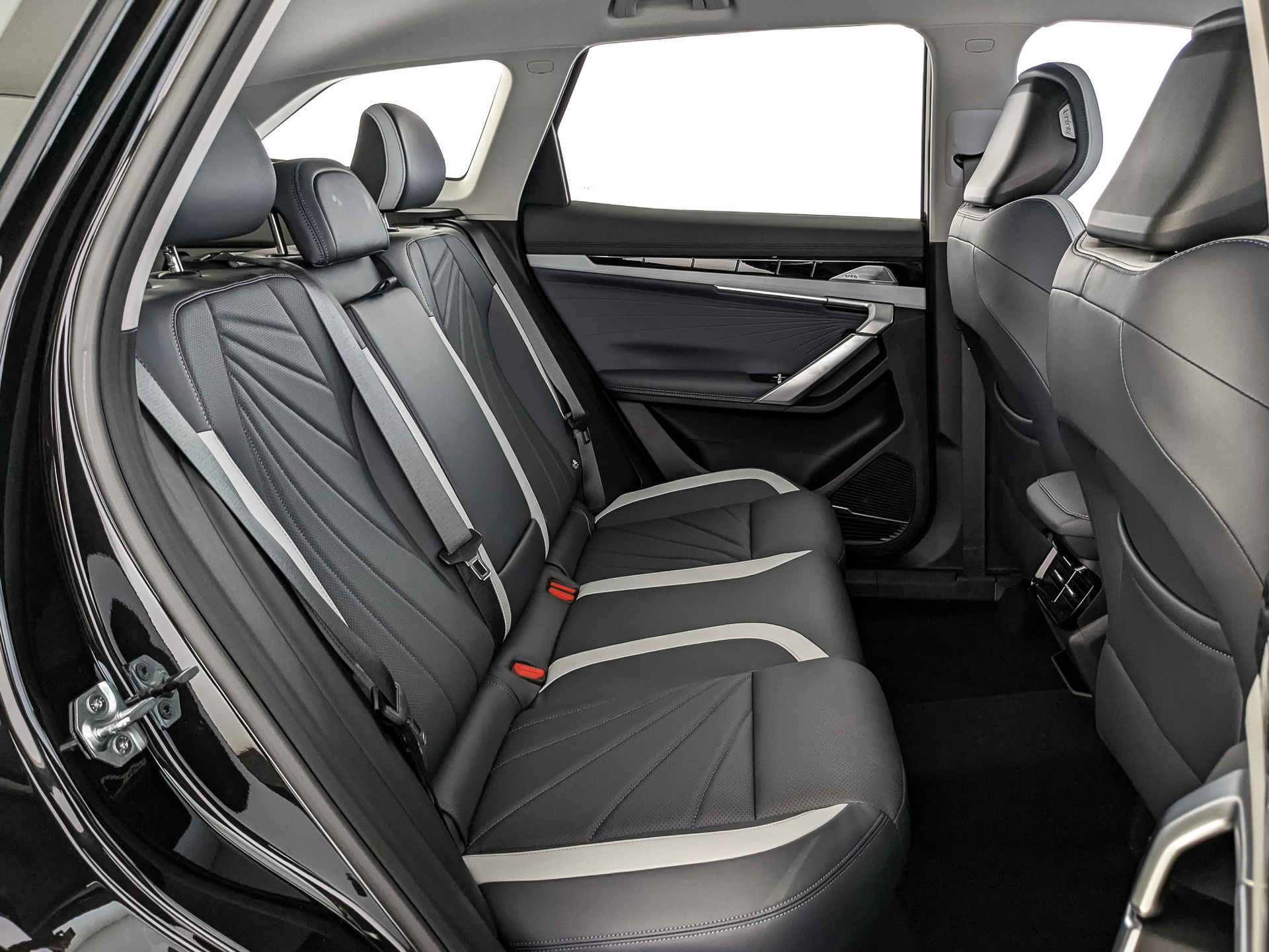 Фото Geely Atlas Flagship Sport 2.0T/200 8AT 4WD