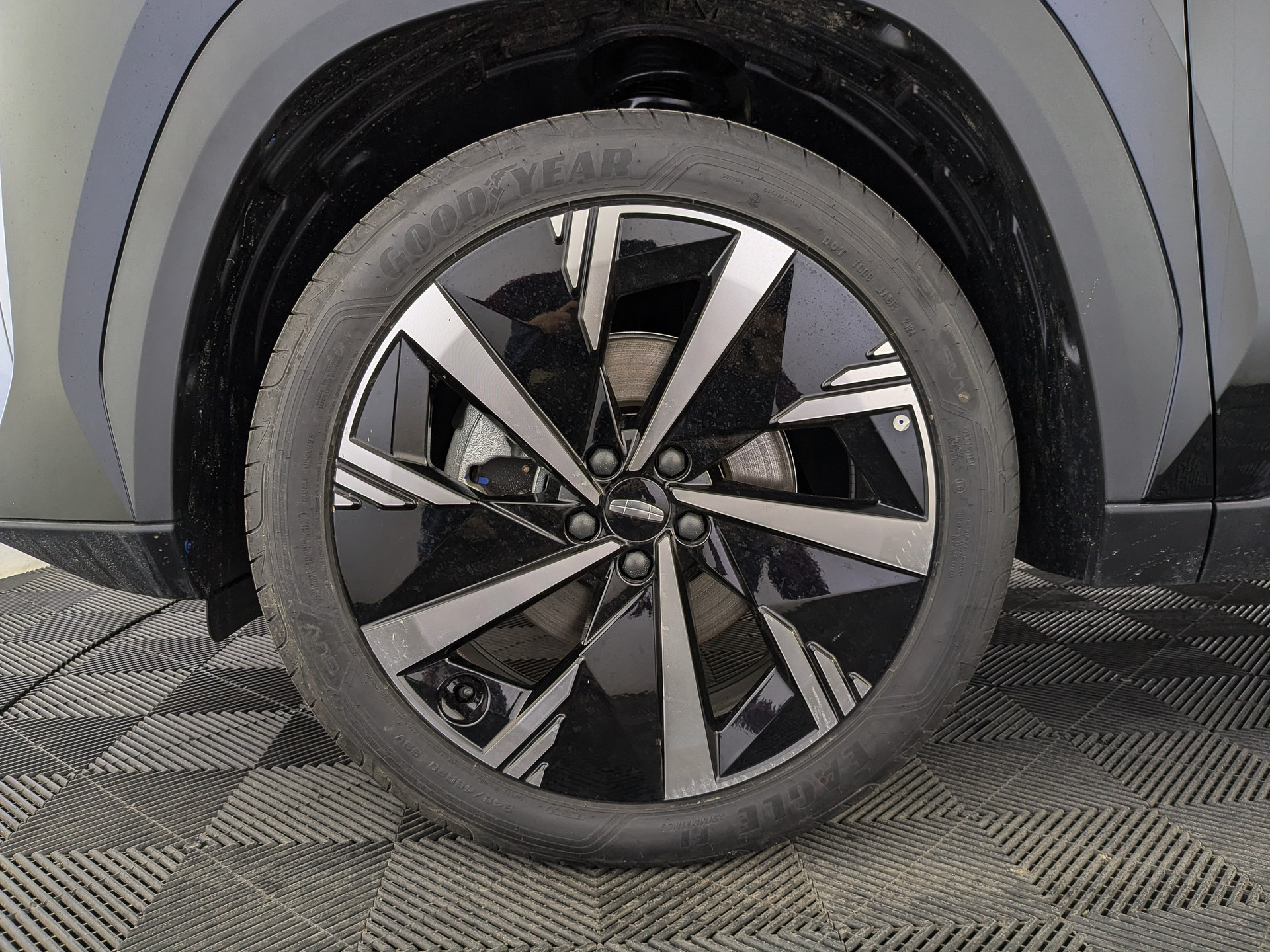 Фото Geely Atlas Flagship Sport 2.0T/200 8AT 4WD