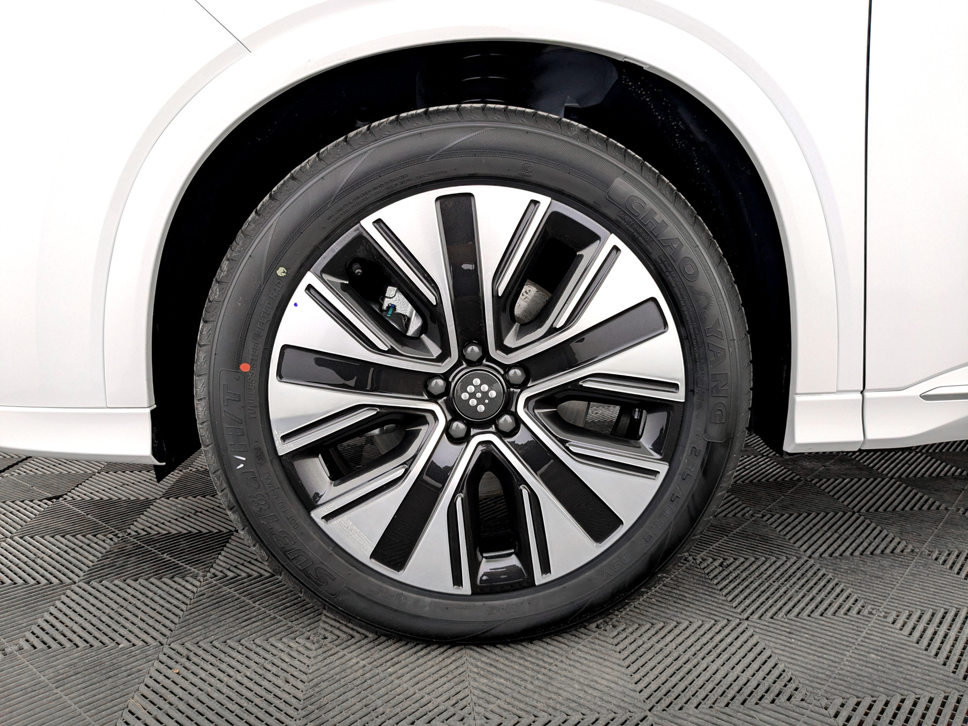 Фото Evolute i-SPACE FL 1.5ELH/95 25кВт FWD 5S
