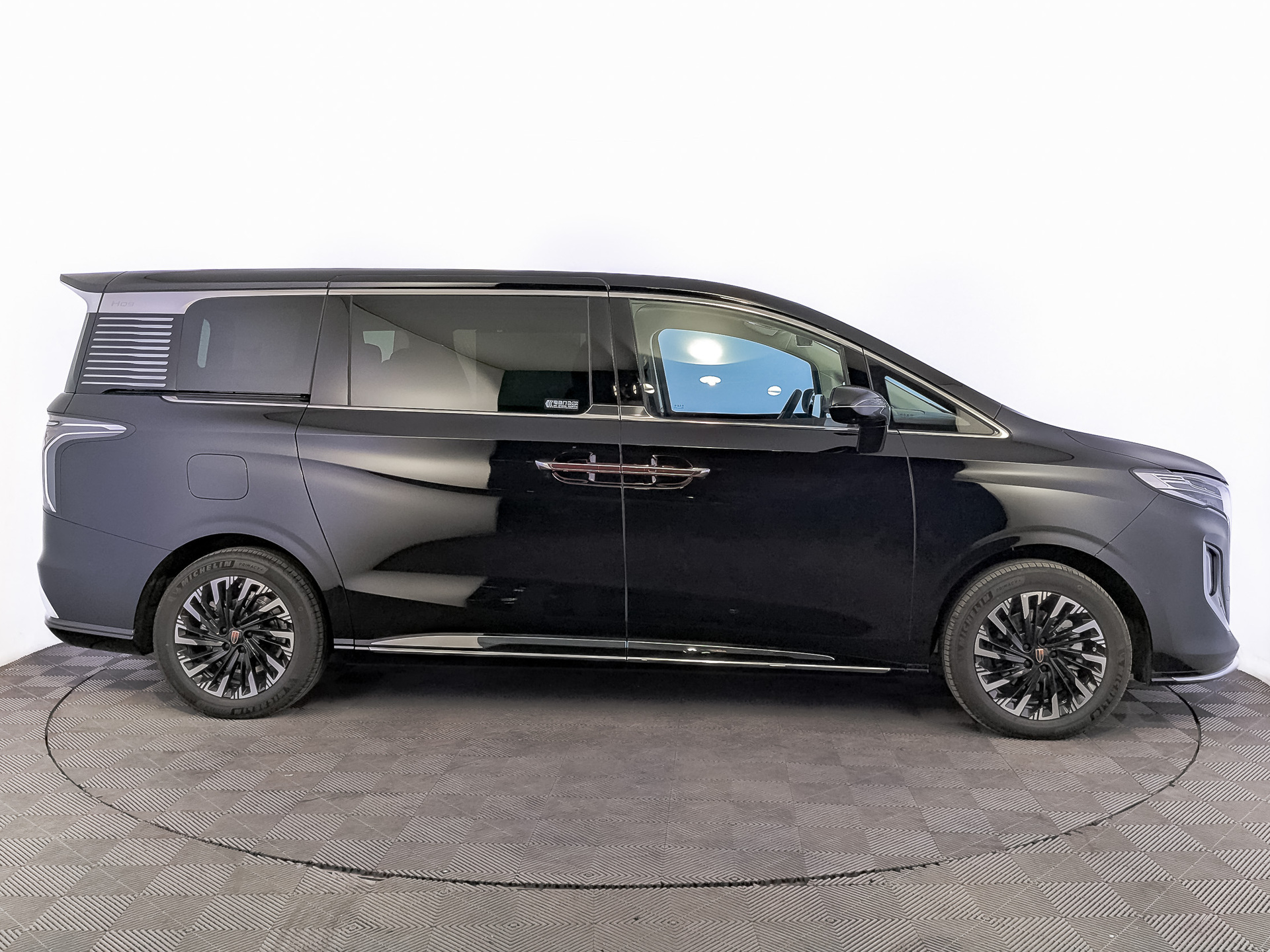 Фото Hongqi HQ9 Executive 2.0T/245 8AT