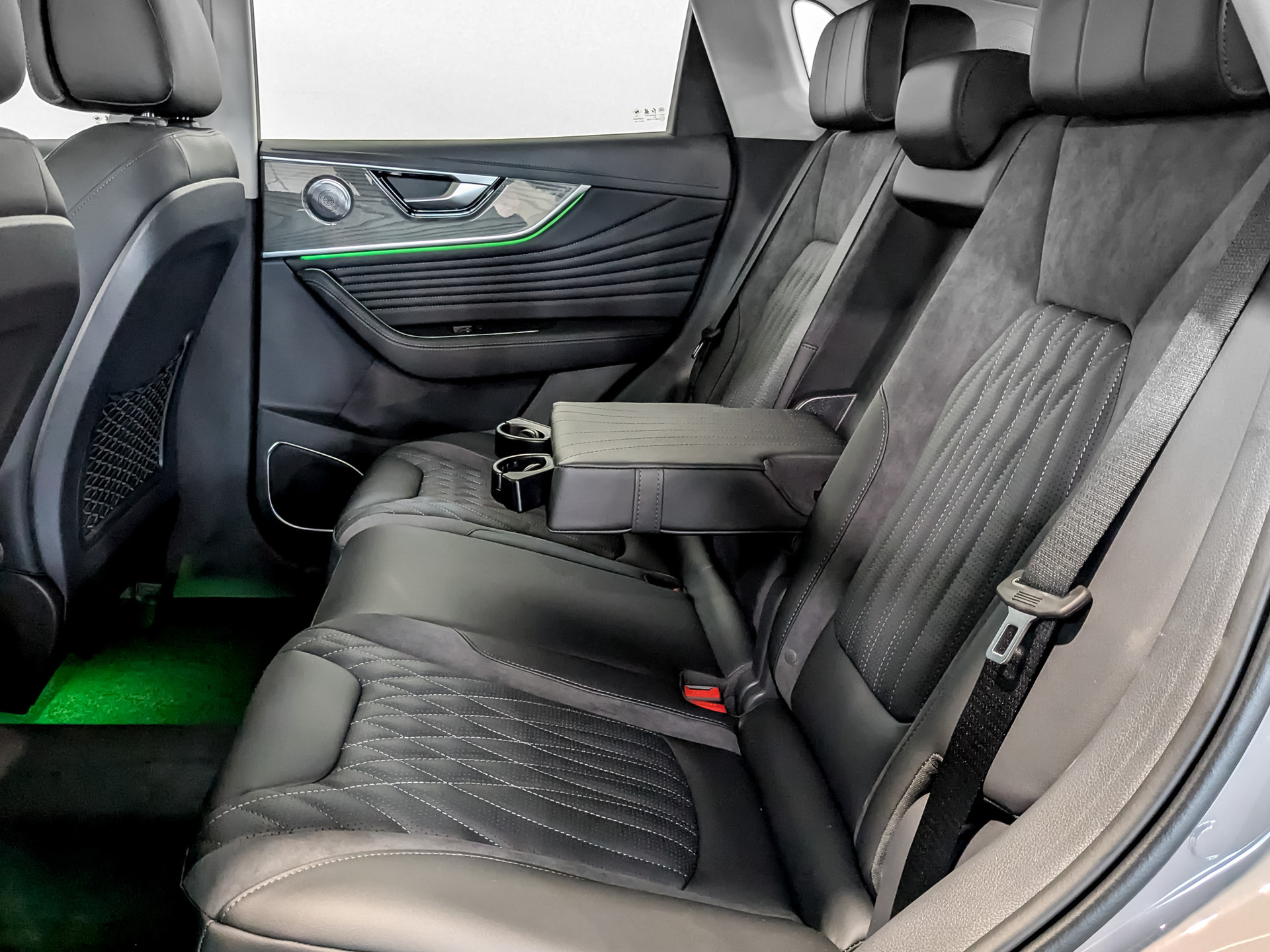 Фото Hongqi HS5 FL Comfort 2.0T/245 8AT 4WD