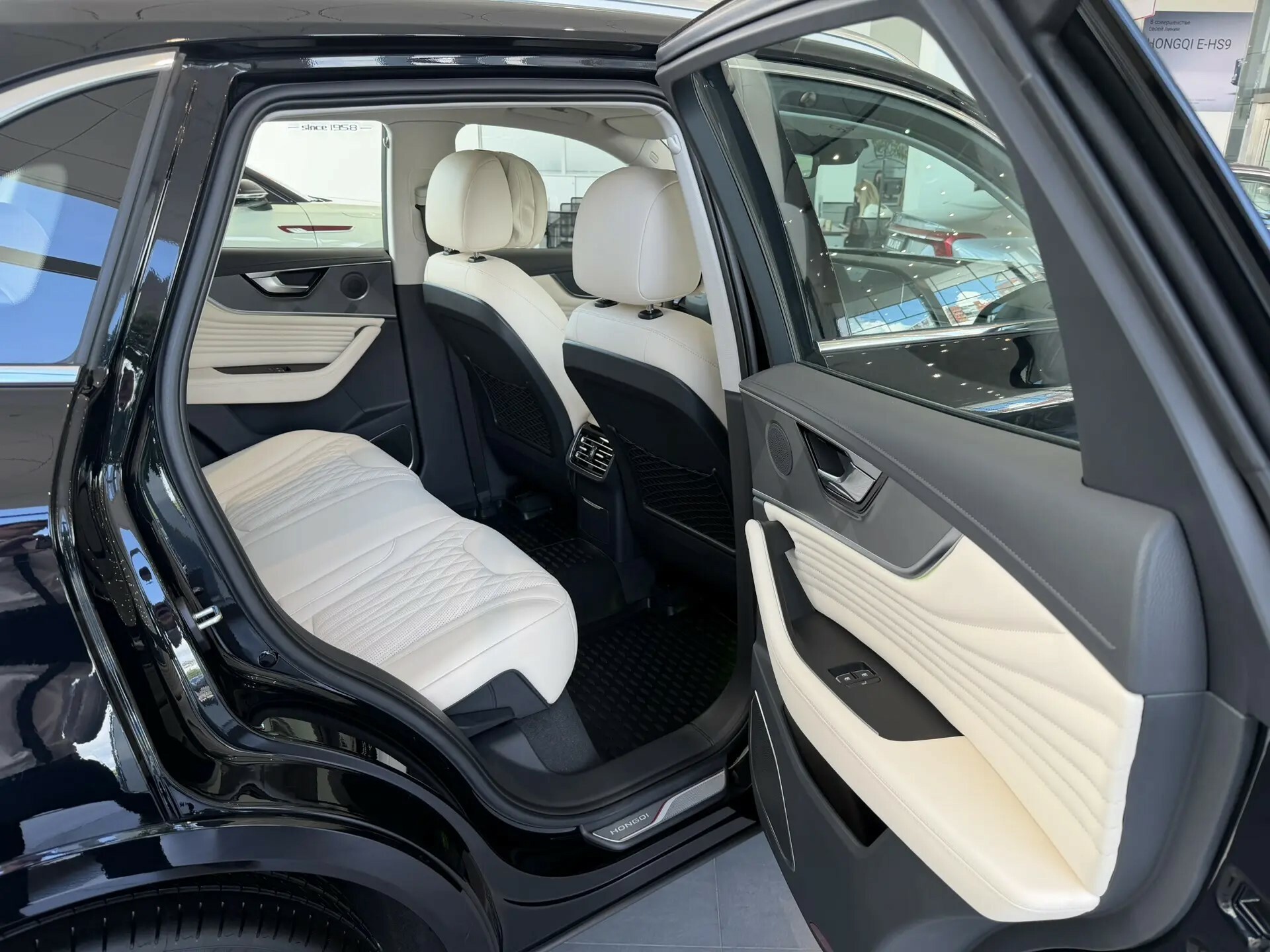 Фото Hongqi HS5 FL Comfort 2.0T/245 8AT 4WD