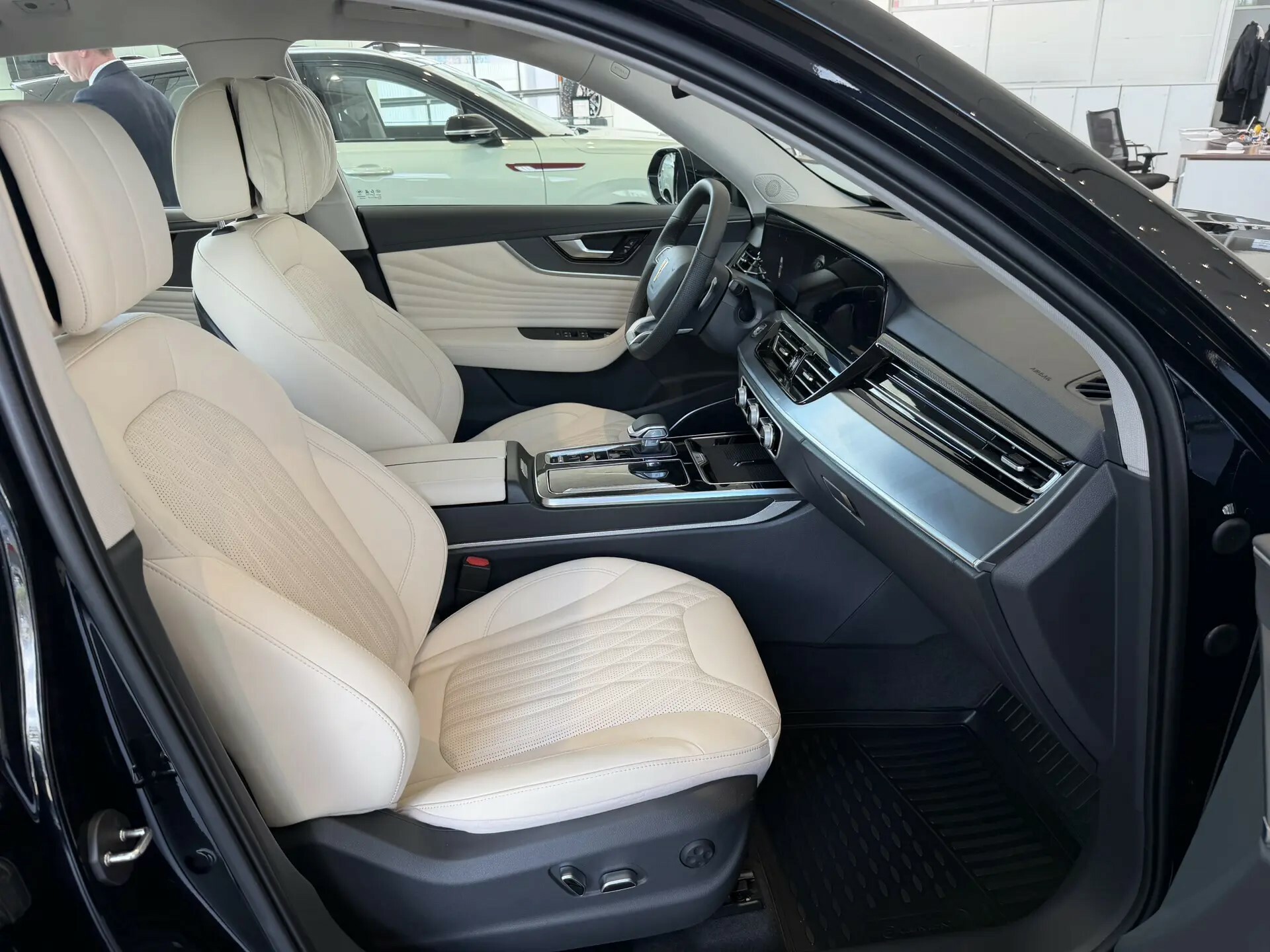 Фото Hongqi HS5 FL Comfort 2.0T/245 8AT 4WD