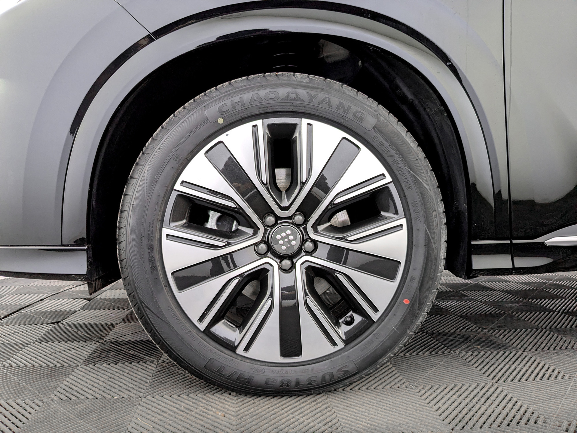 Фото Evolute i-SPACE FL 1.5ELH/95 25кВт FWD 5S