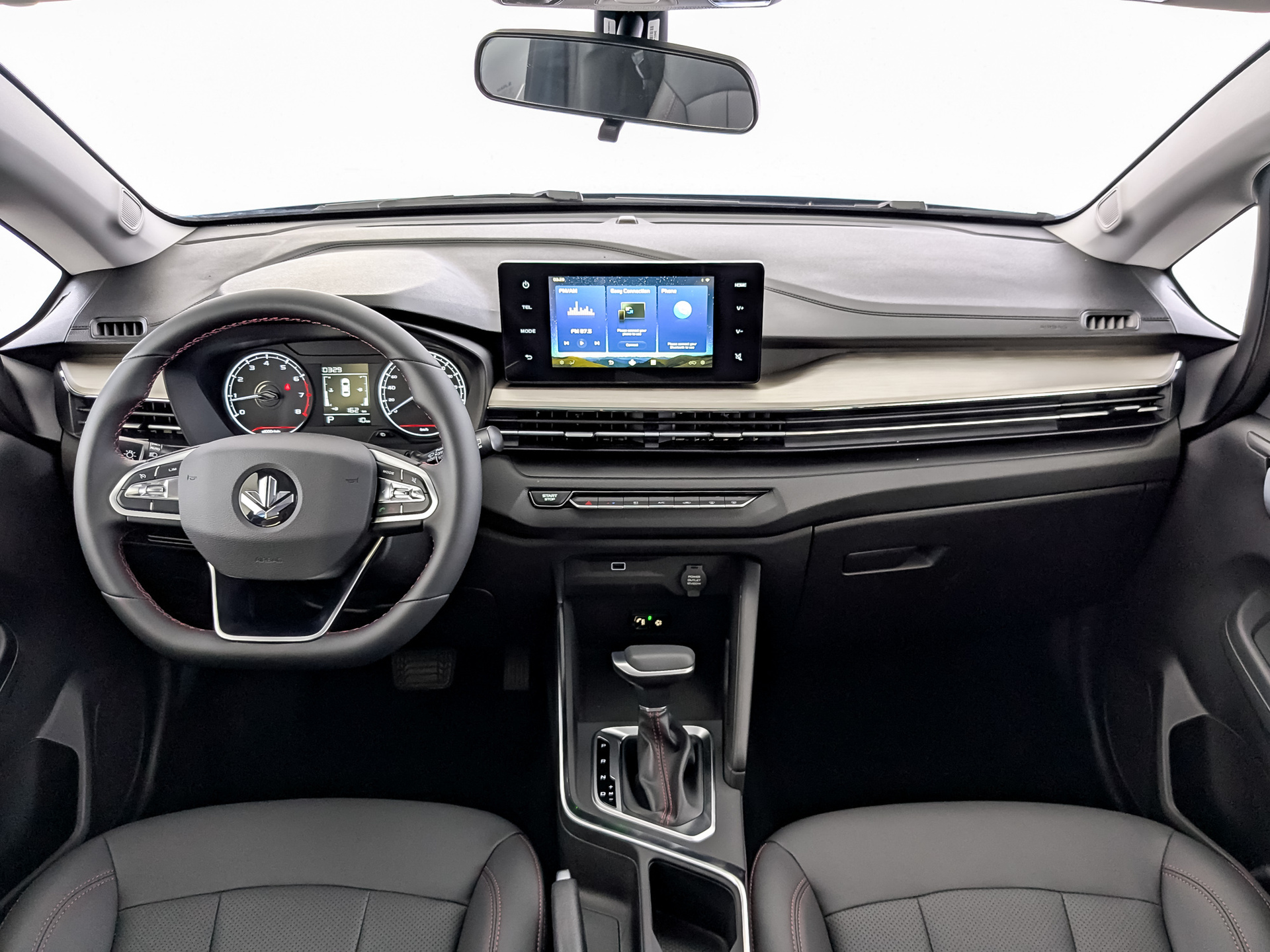 Фото Livan X3 Pro Luxury 1.5L/103 CVT 5D
