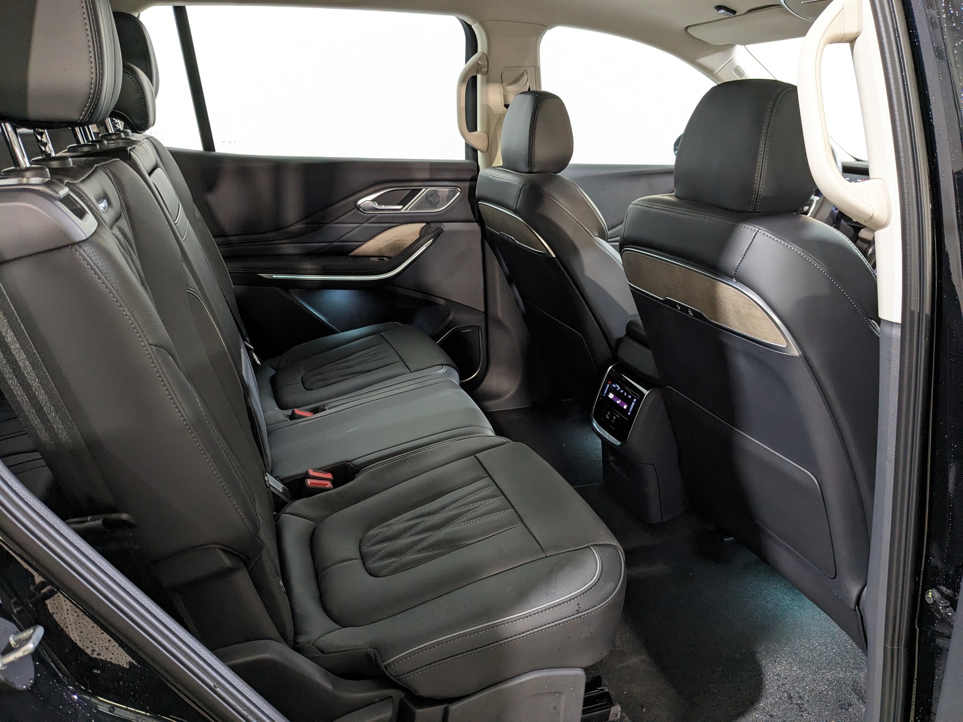 Фото Hongqi HS7 Deluxe 2.0T/245 8AT 4WD