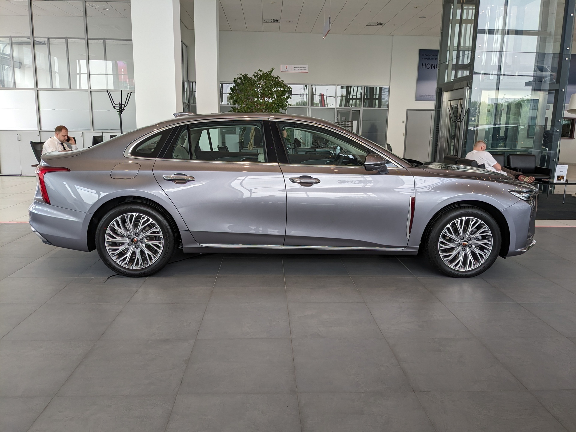 Фото Hongqi H5 Deluxe 2.0T/218 8AT 4D