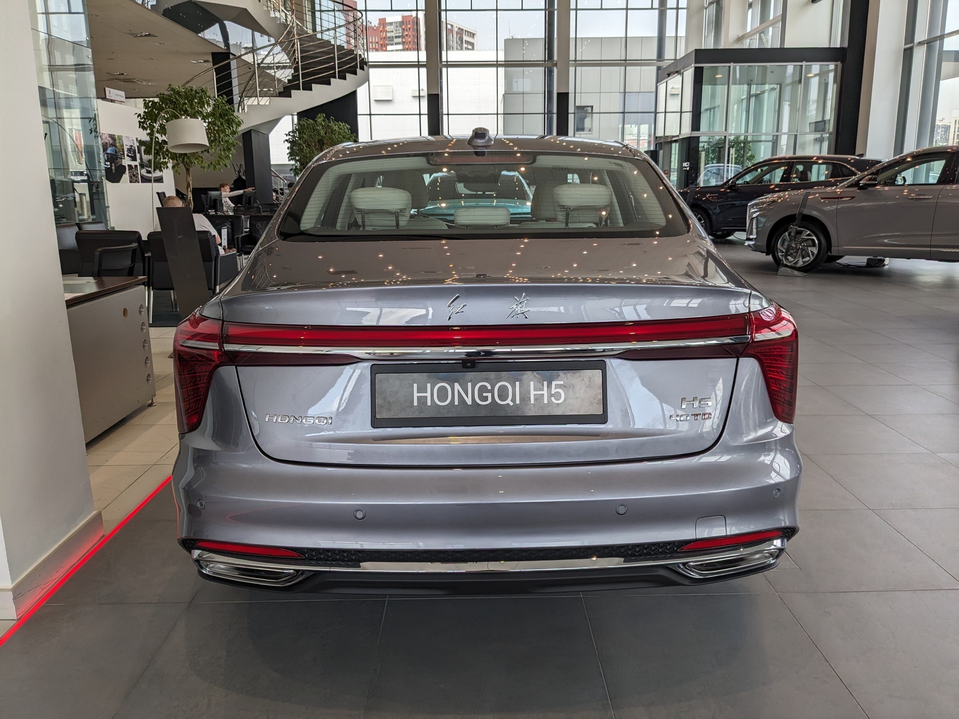 Фото Hongqi H5 Deluxe 2.0T/218 8AT 4D