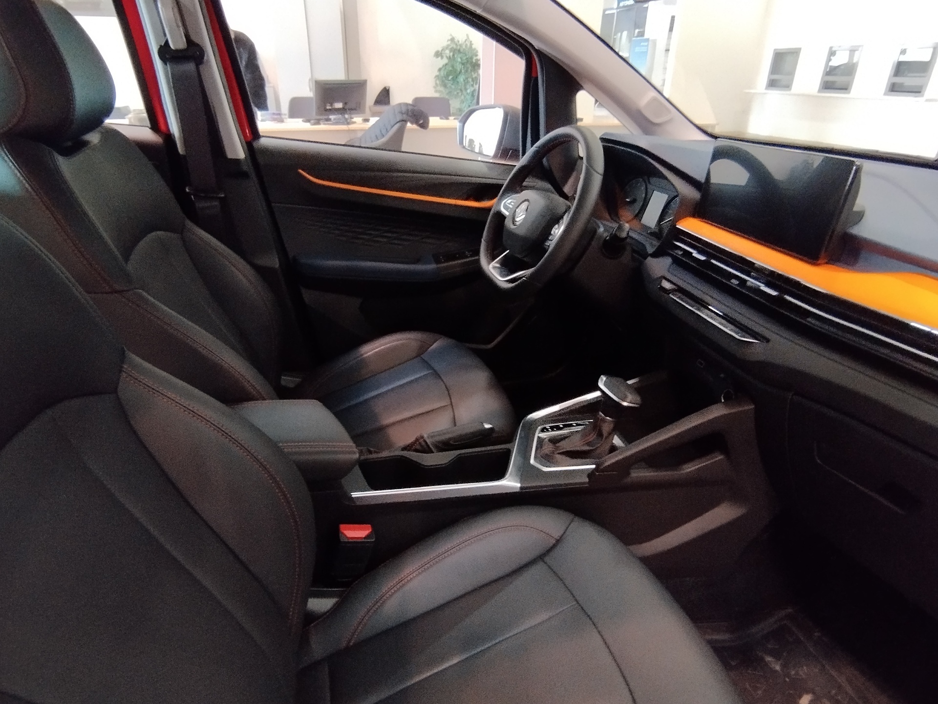 Фото Livan X3 Pro Luxury 1.5L/103 CVT 5D