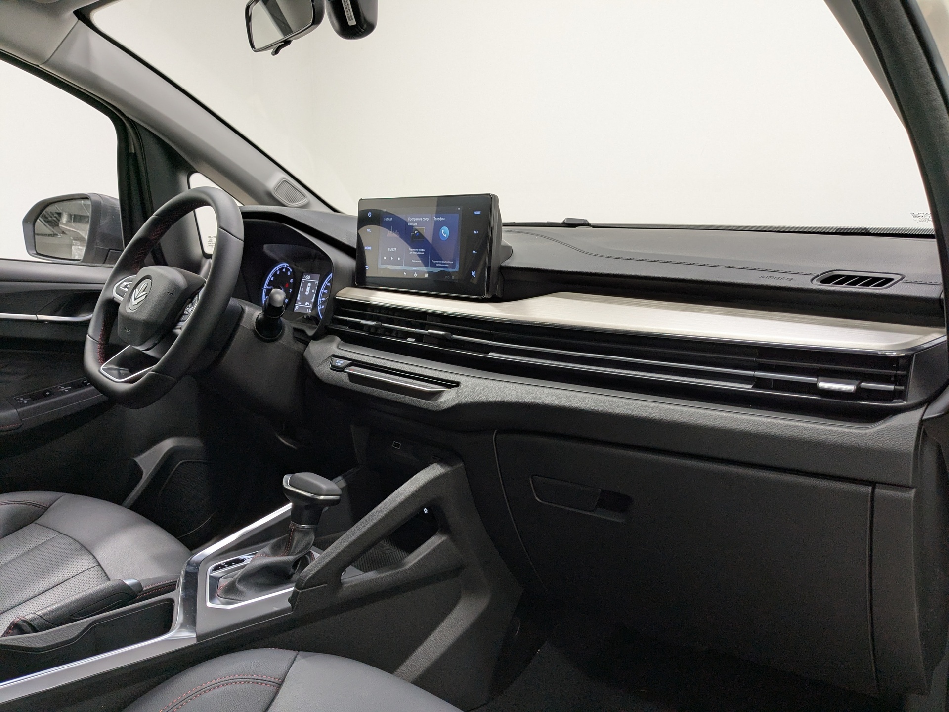 Фото Livan X3 Pro Luxury 1.5L/103 CVT 5D