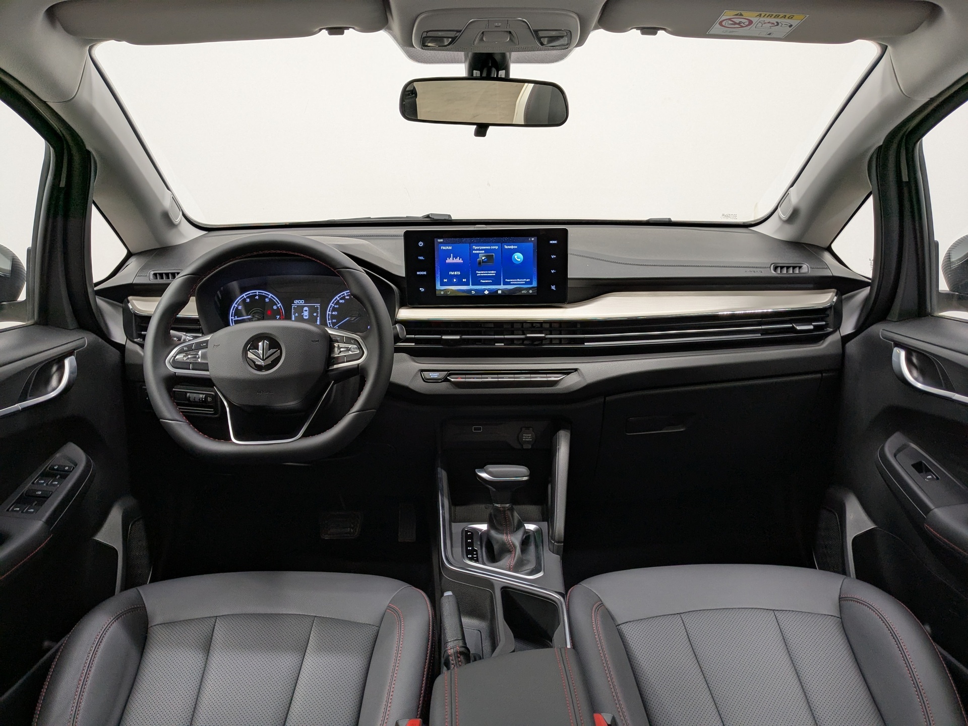 Фото Livan X3 Pro Luxury 1.5L/103 CVT 5D