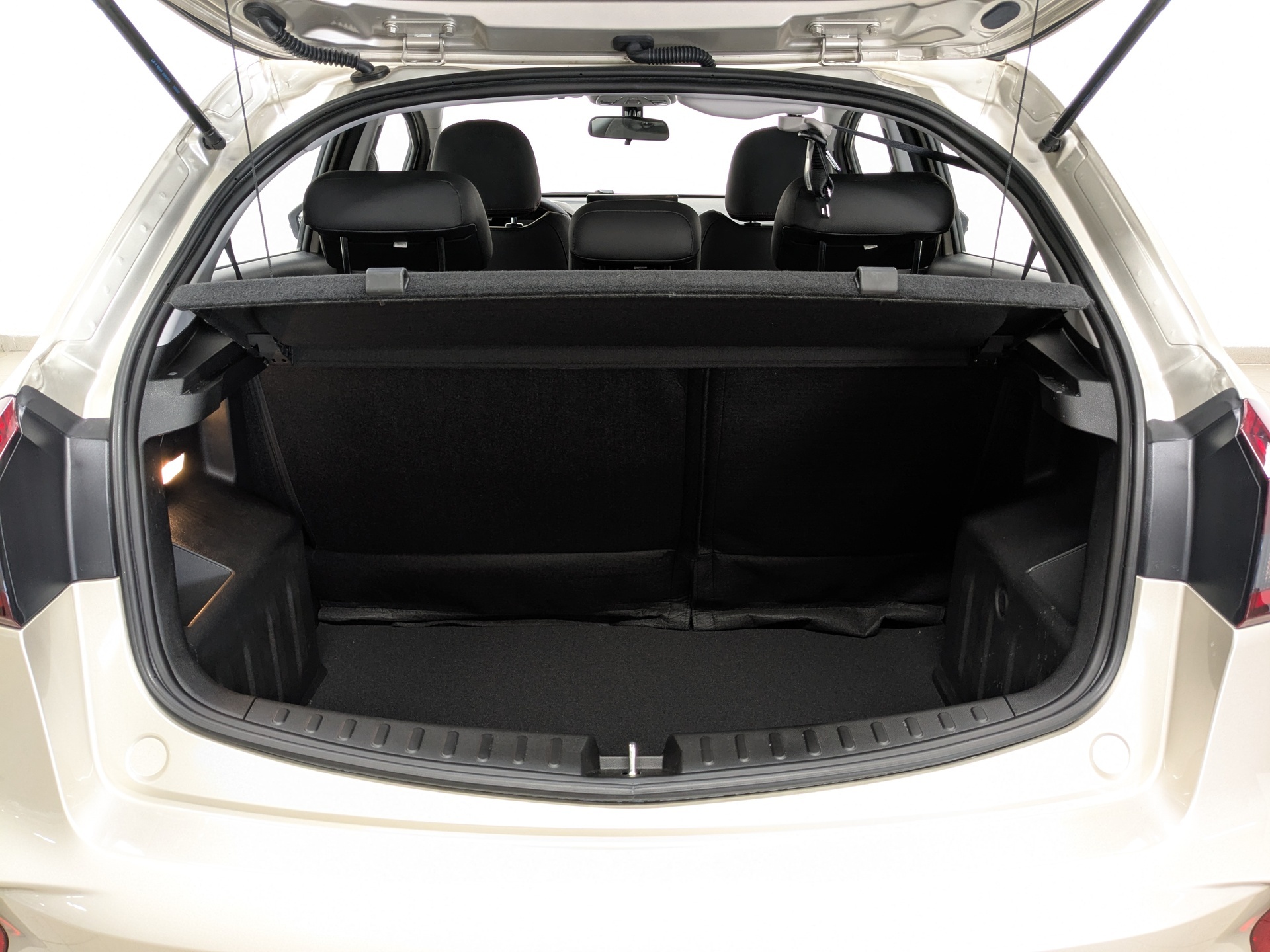 Фото Livan X3 Pro Luxury 1.5L/103 CVT 5D