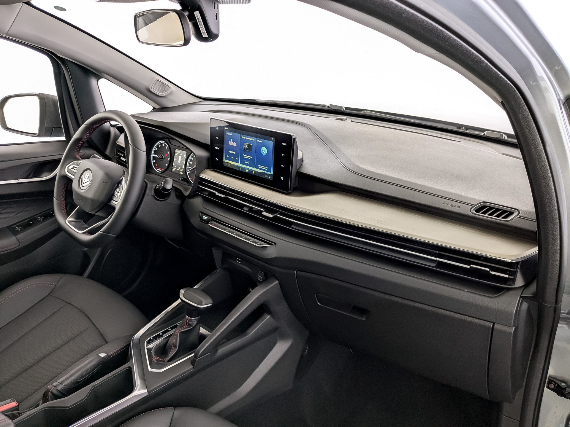 Фото Livan X3 Pro Luxury 1.5L/103 CVT 5D