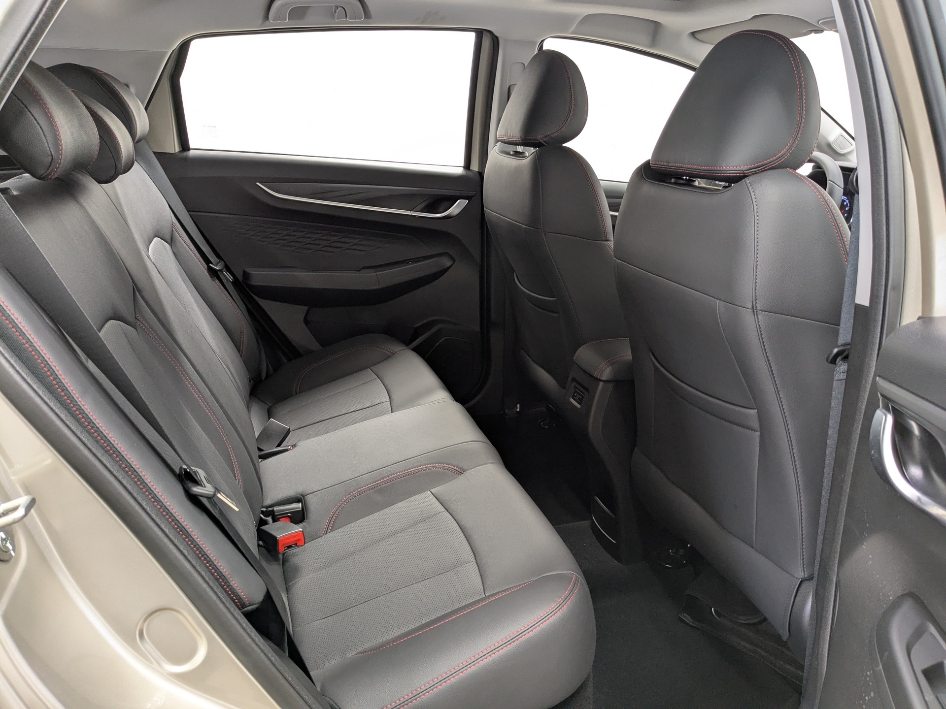 Фото Livan X3 Pro Luxury 1.5L/103 CVT 5D