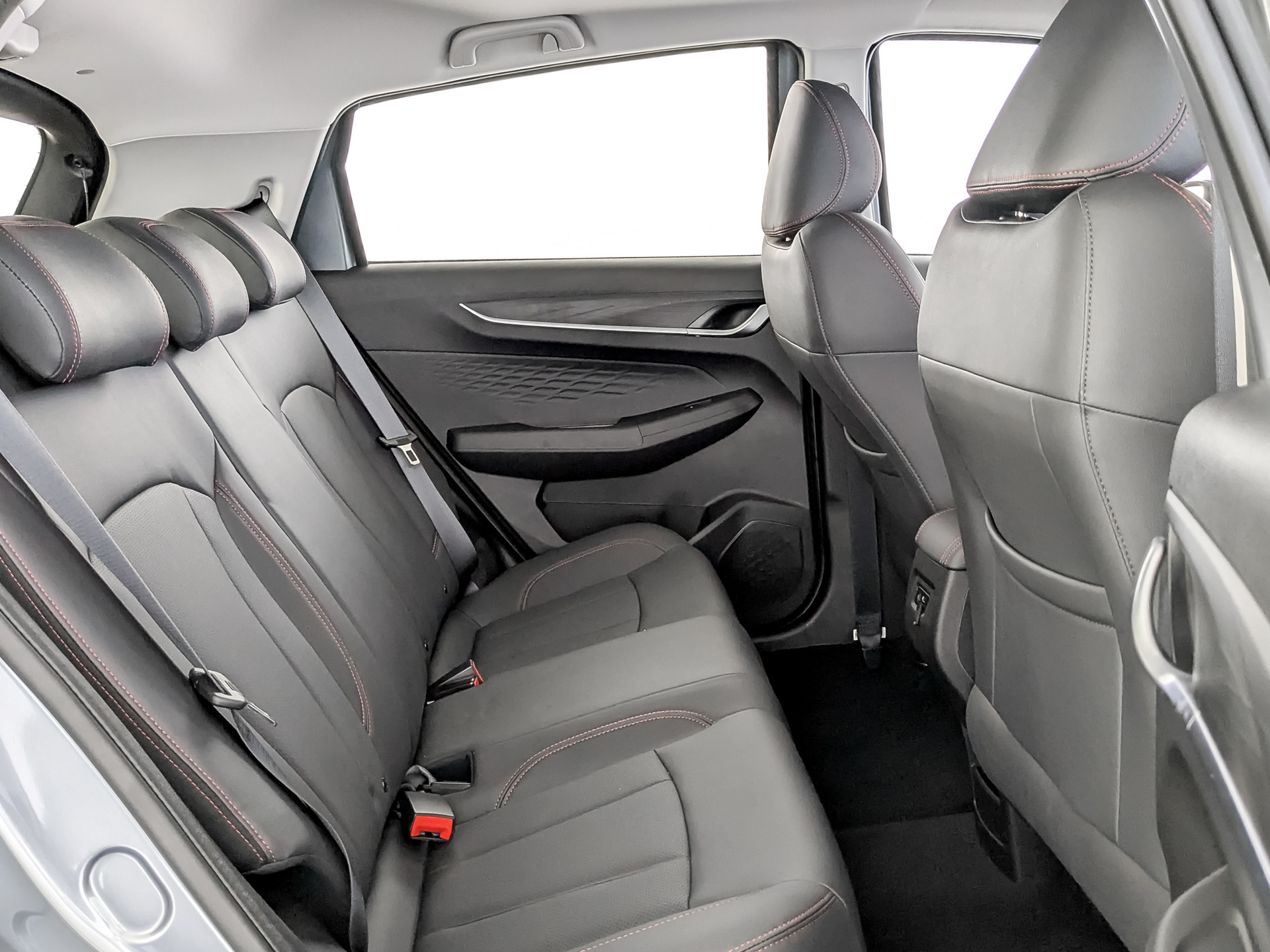 Фото Livan X3 Pro Luxury 1.5L/103 CVT 5D