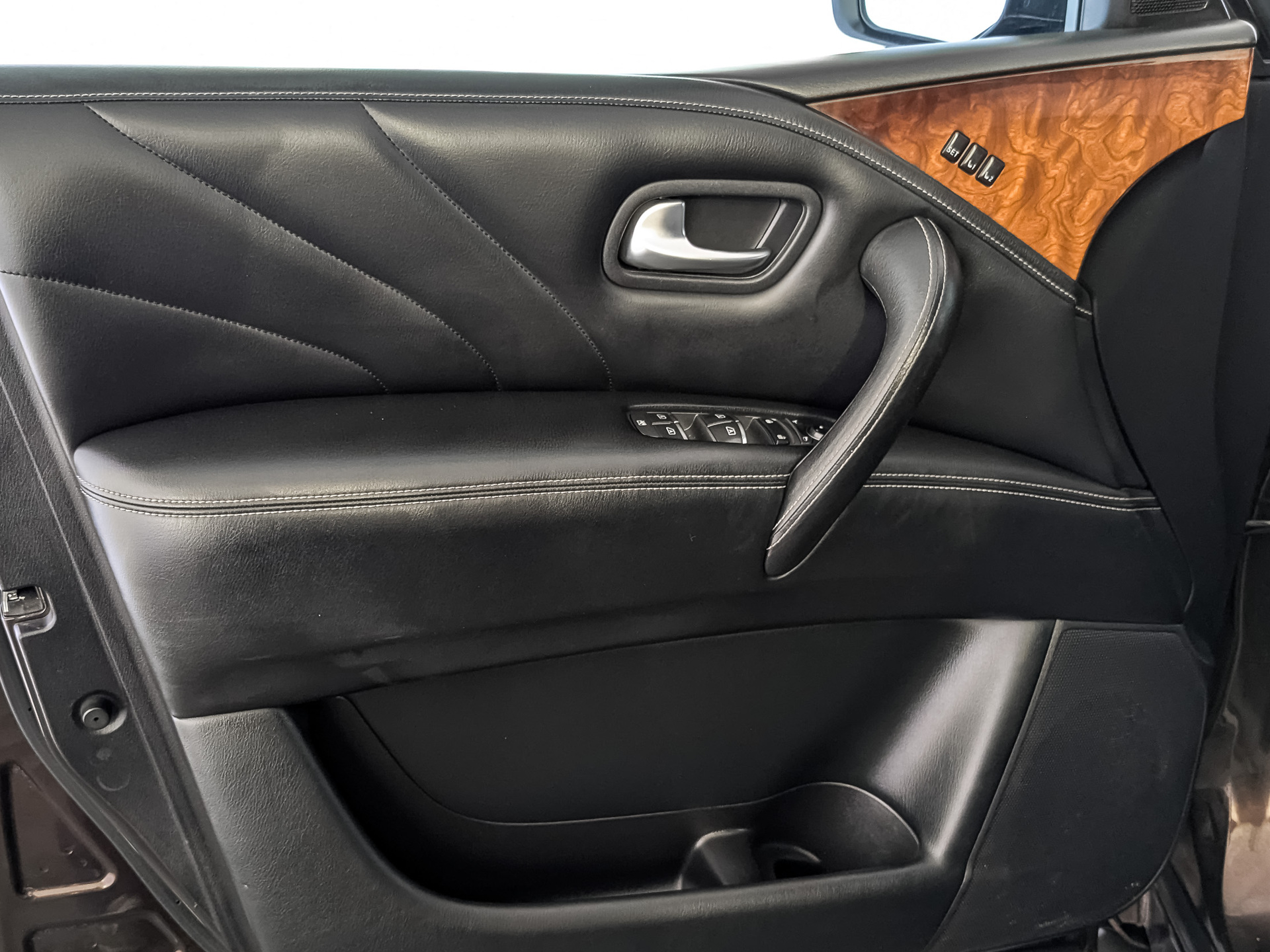 INFINITI QX80 5.60 (405 л.с), автомат, 2017, пробег 125 973 км