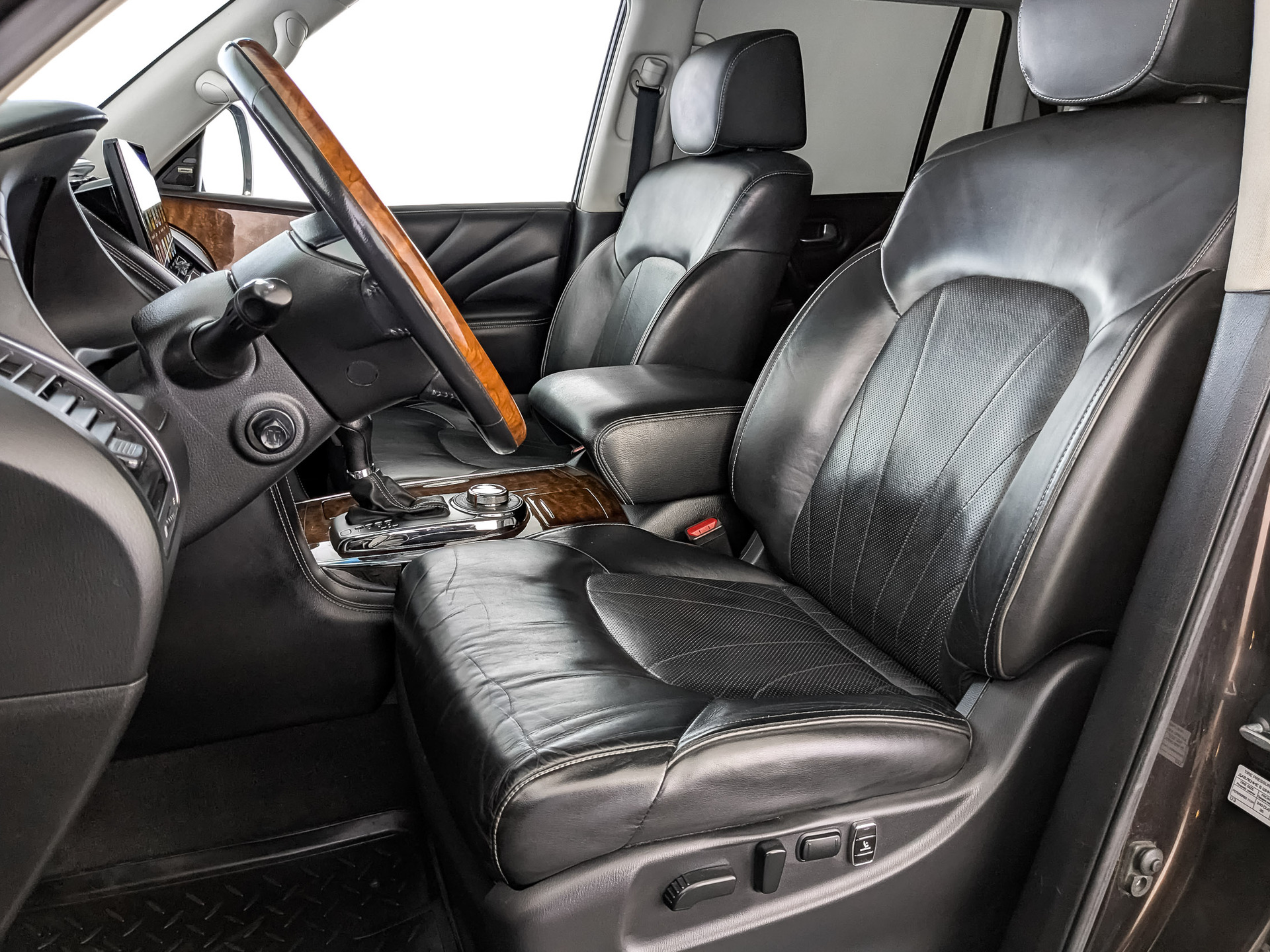 INFINITI QX80 5.60 (405 л.с), автомат, 2017, пробег 125 973 км
