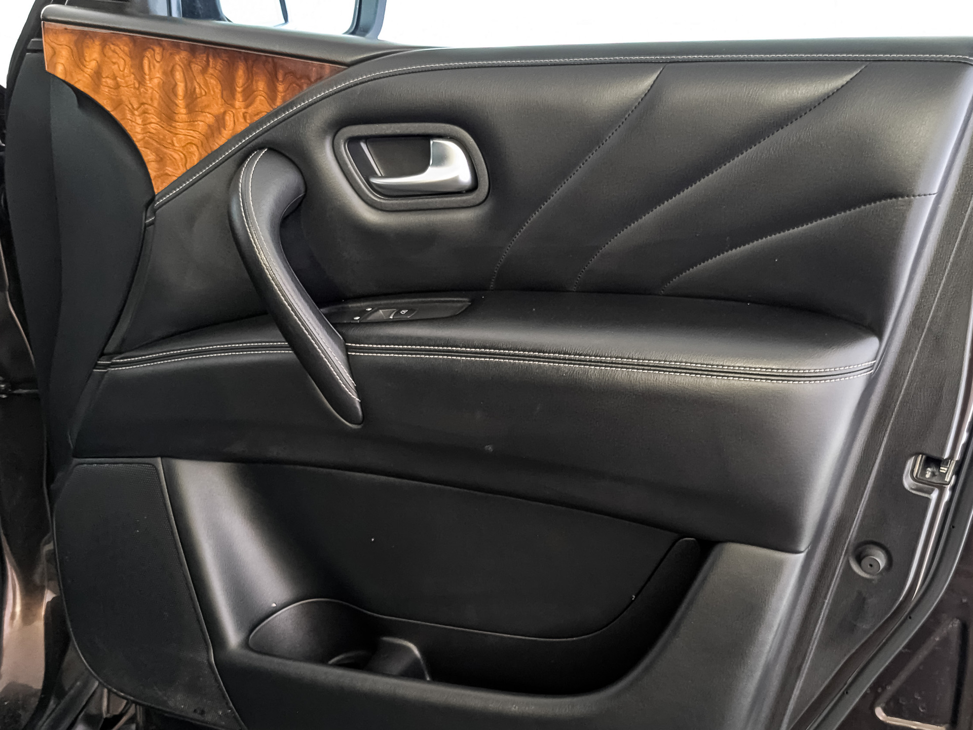 INFINITI QX80 5.60 (405 л.с), автомат, 2017, пробег 125 973 км
