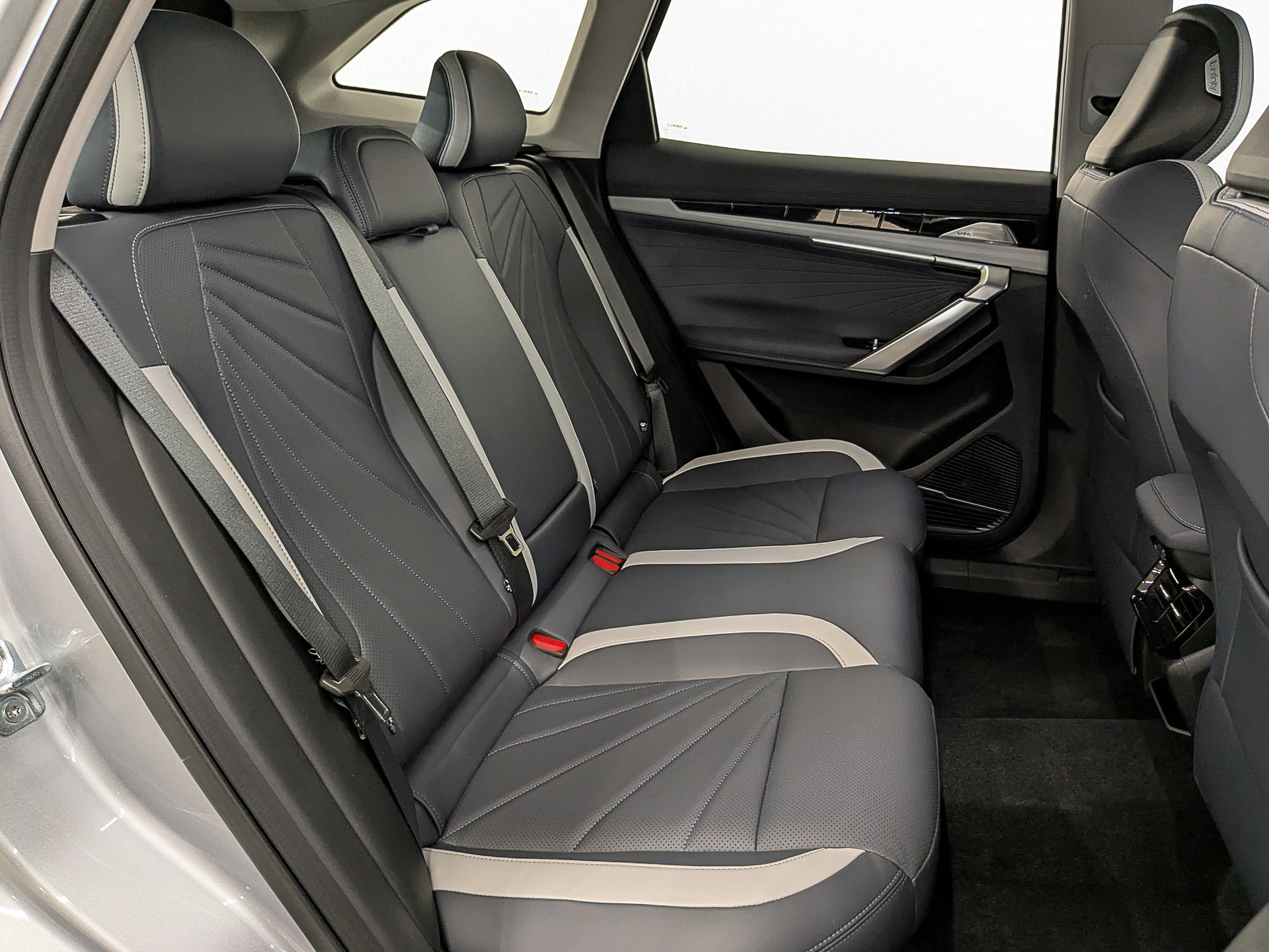 Фото Geely Atlas Flagship 2.0T/200 8AT 4WD