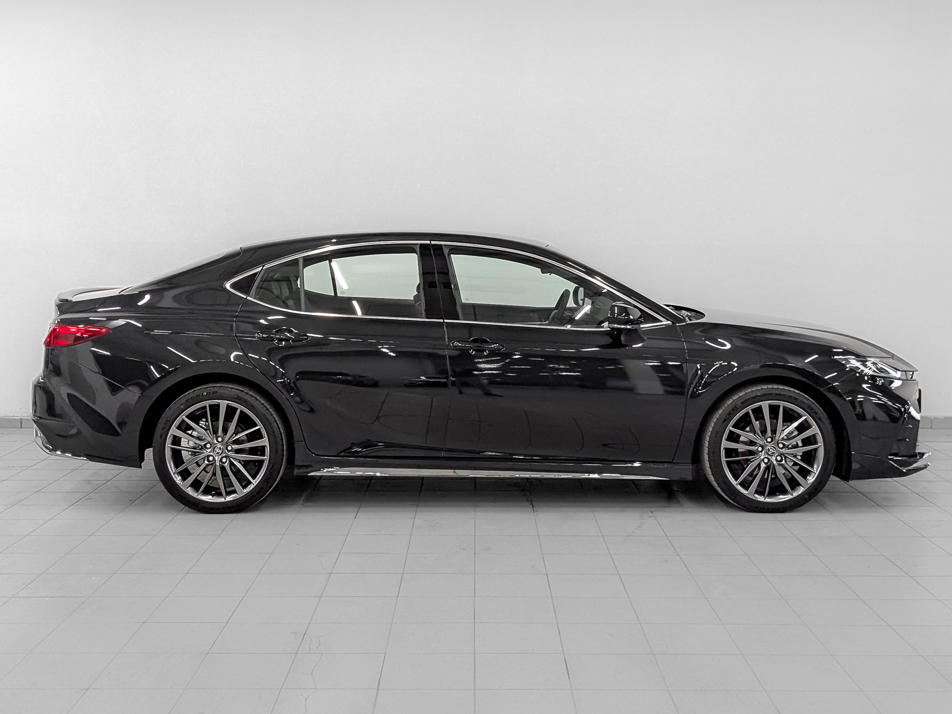 Фото Toyota Camry HXS Sports Plus 2.0H/197 CVT 4D