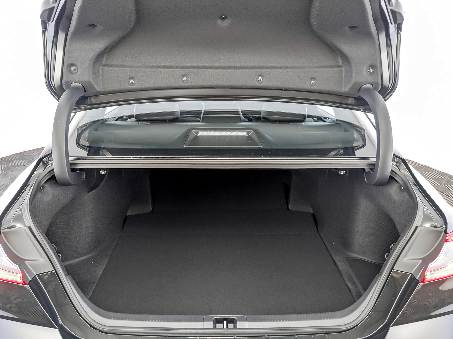 Фото Toyota Camry HXS Sports Plus 2.0H/197 CVT 4D