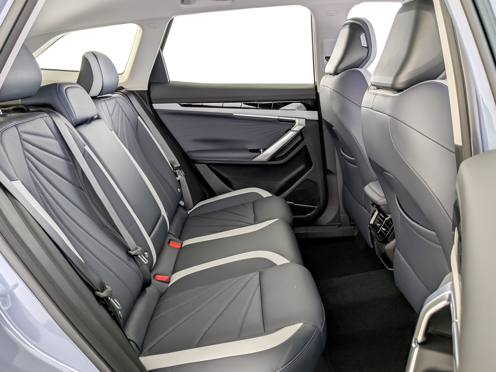 Фото Geely Atlas Flagship 2.0T/200 8AT 4WD