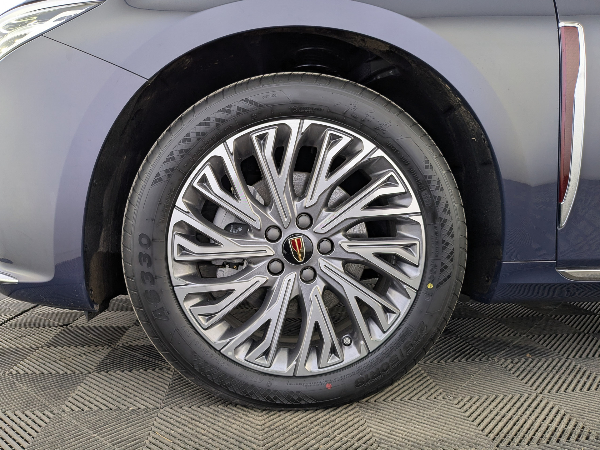 Фото Hongqi H5 Deluxe 2.0T/218 8AT 4D