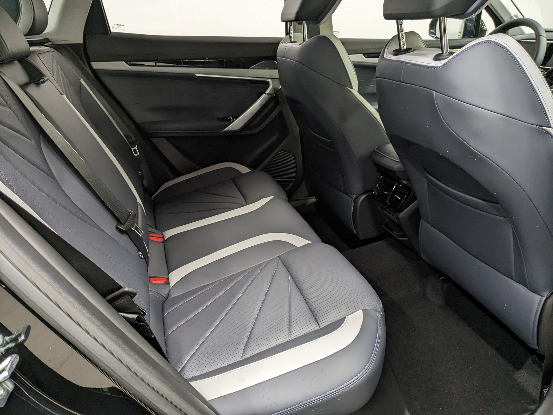 Фото Geely Atlas Flagship 2.0T/200 8AT 4WD