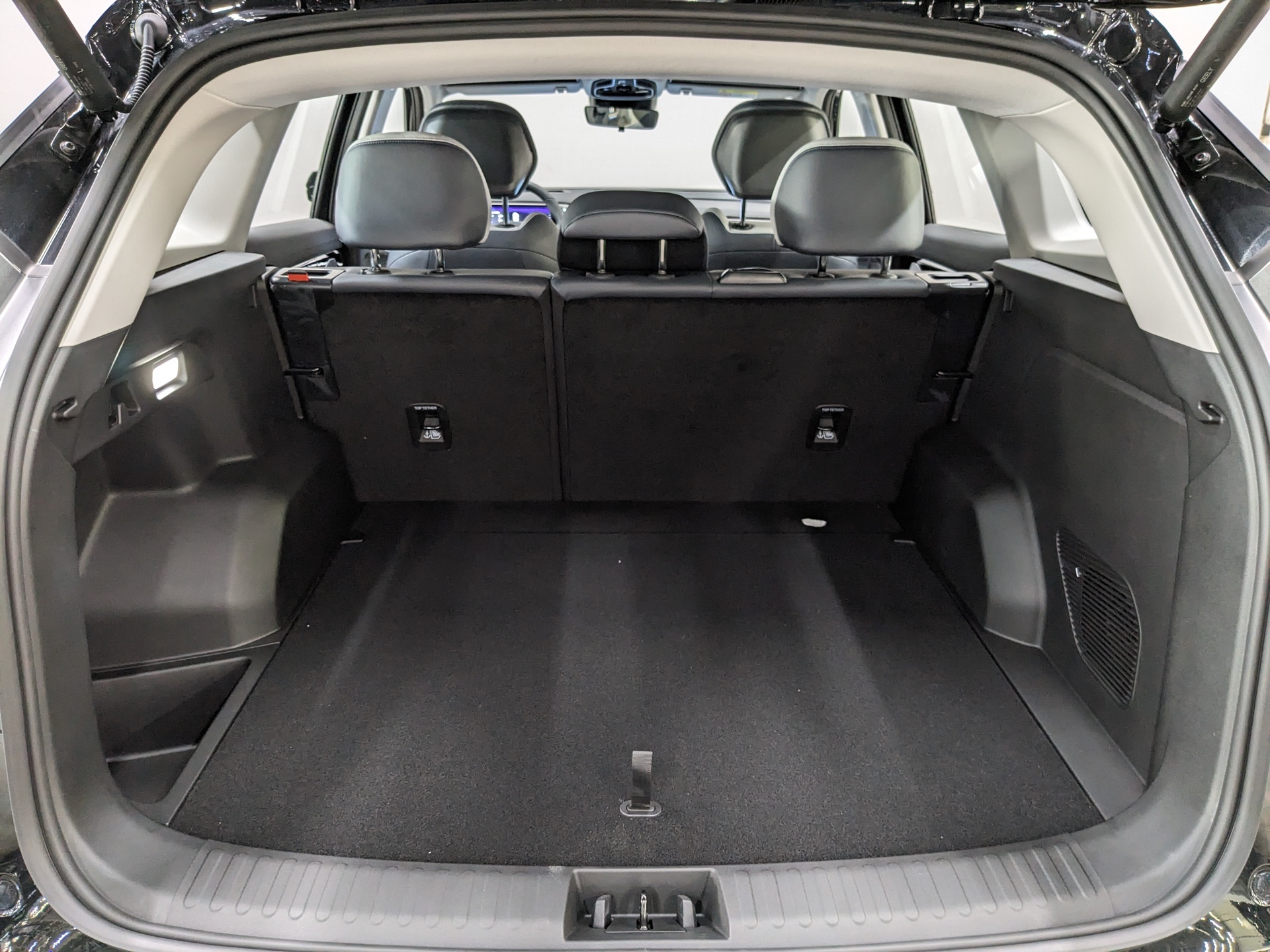 Фото Geely Atlas Flagship 2.0T/200 8AT 4WD