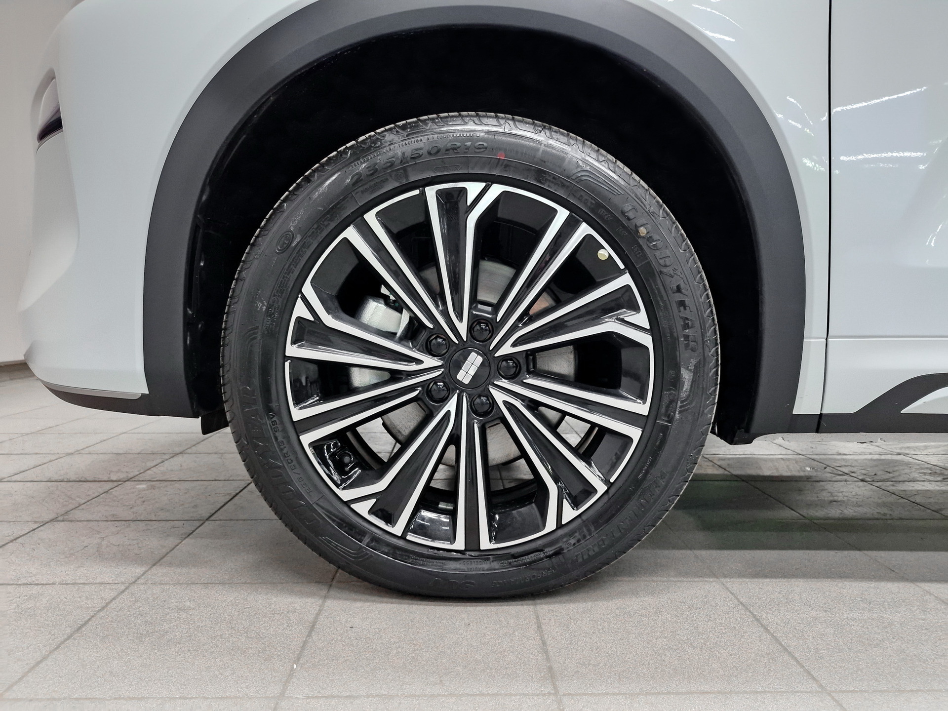 Фото Geely EX5 EM-i PHEV Max 1.5H/167 DHT 18.4кВт 2WD