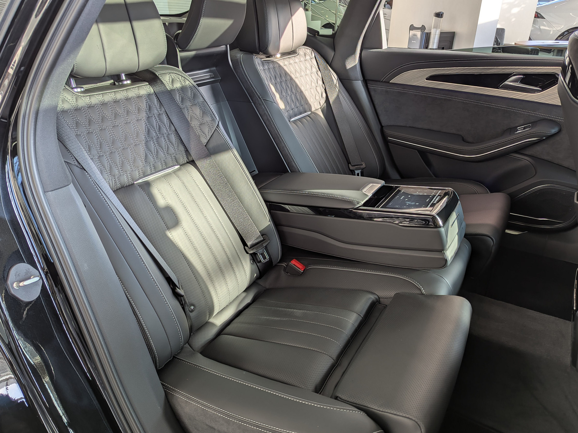 Фото Hongqi H9 Deluxe Single Color 2.0T/245 7RT RWD
