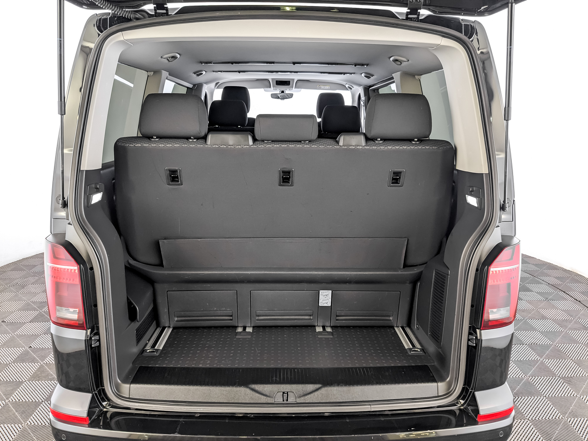 VOLKSWAGEN Multivan 2.00 (150 л.с), автомат, 2021, пробег 68 484 км