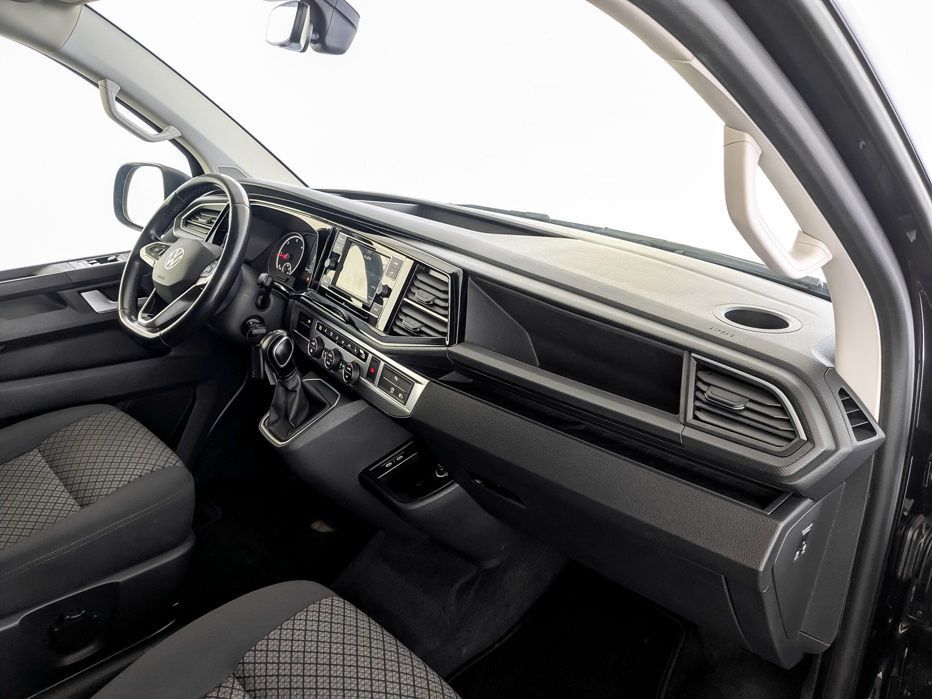 VOLKSWAGEN Multivan 2.00 (150 л.с), автомат, 2021, пробег 68 484 км