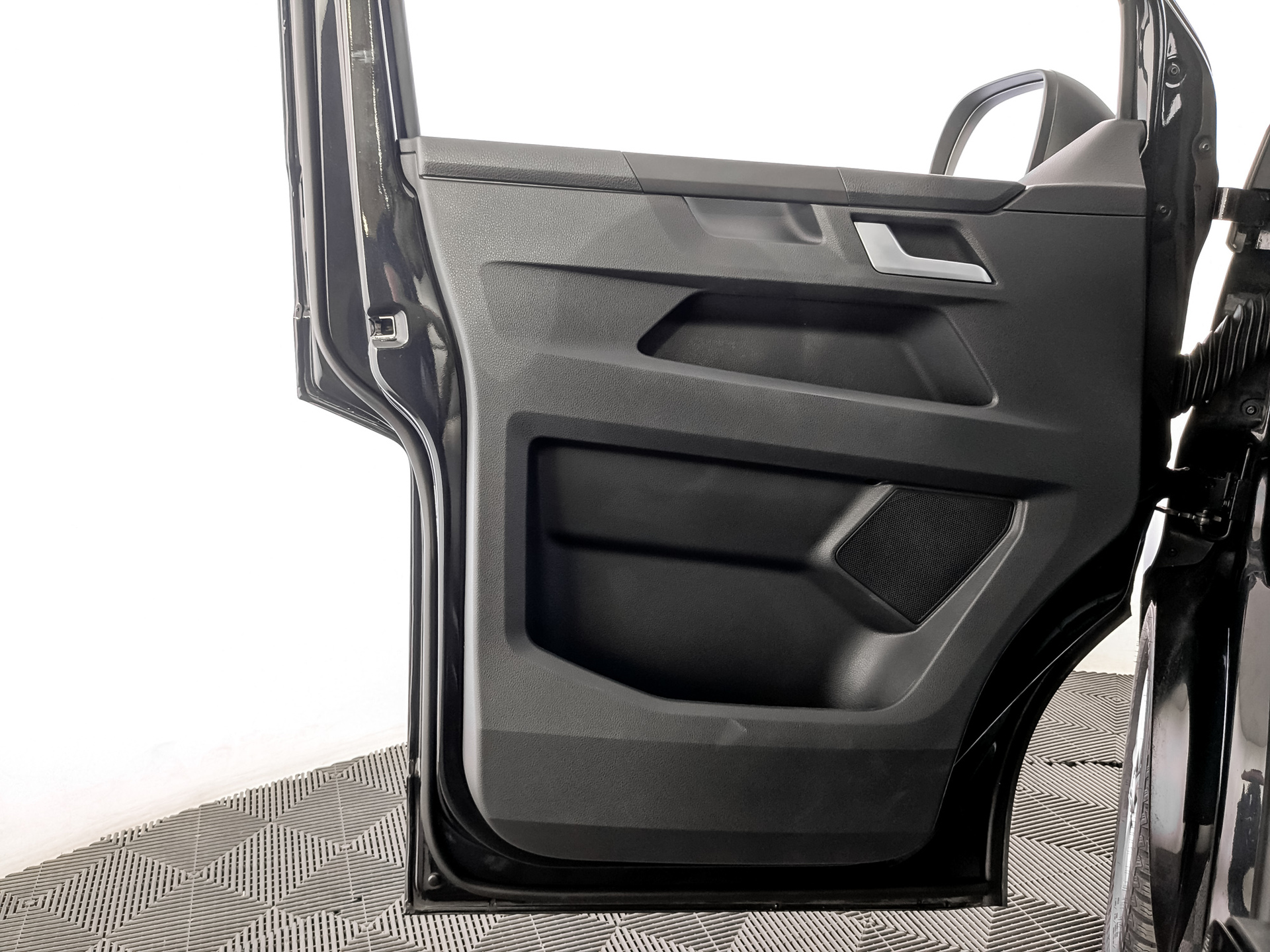VOLKSWAGEN Multivan 2.00 (150 л.с), автомат, 2021, пробег 68 484 км