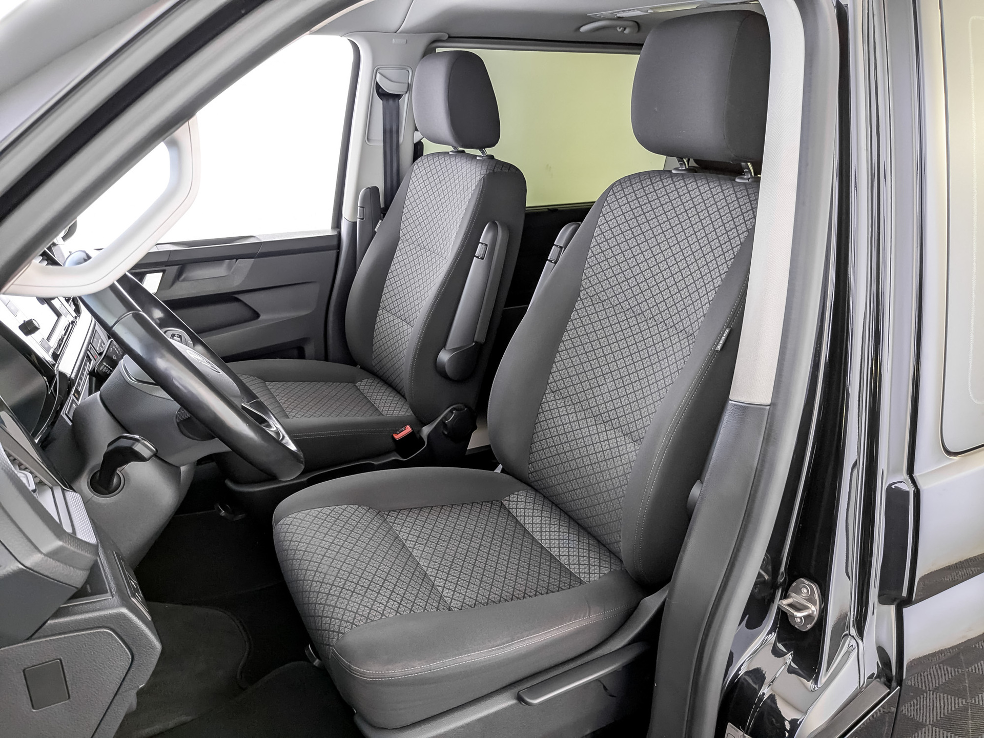 VOLKSWAGEN Multivan 2.00 (150 л.с), автомат, 2021, пробег 68 484 км