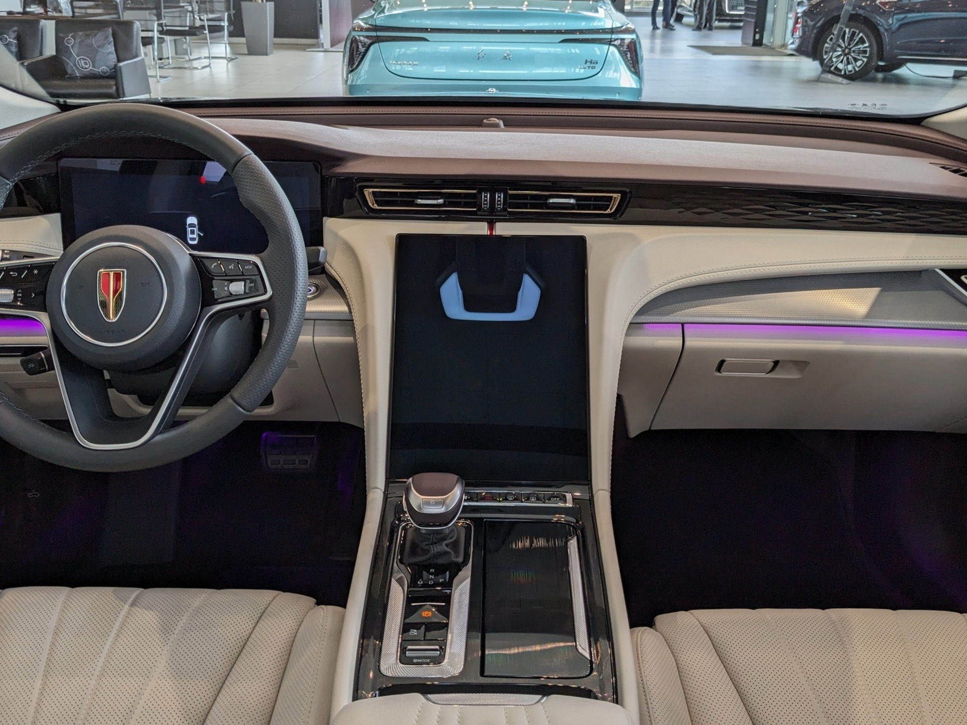 Фото Hongqi H5 Deluxe 2.0T/218 8AT 4D