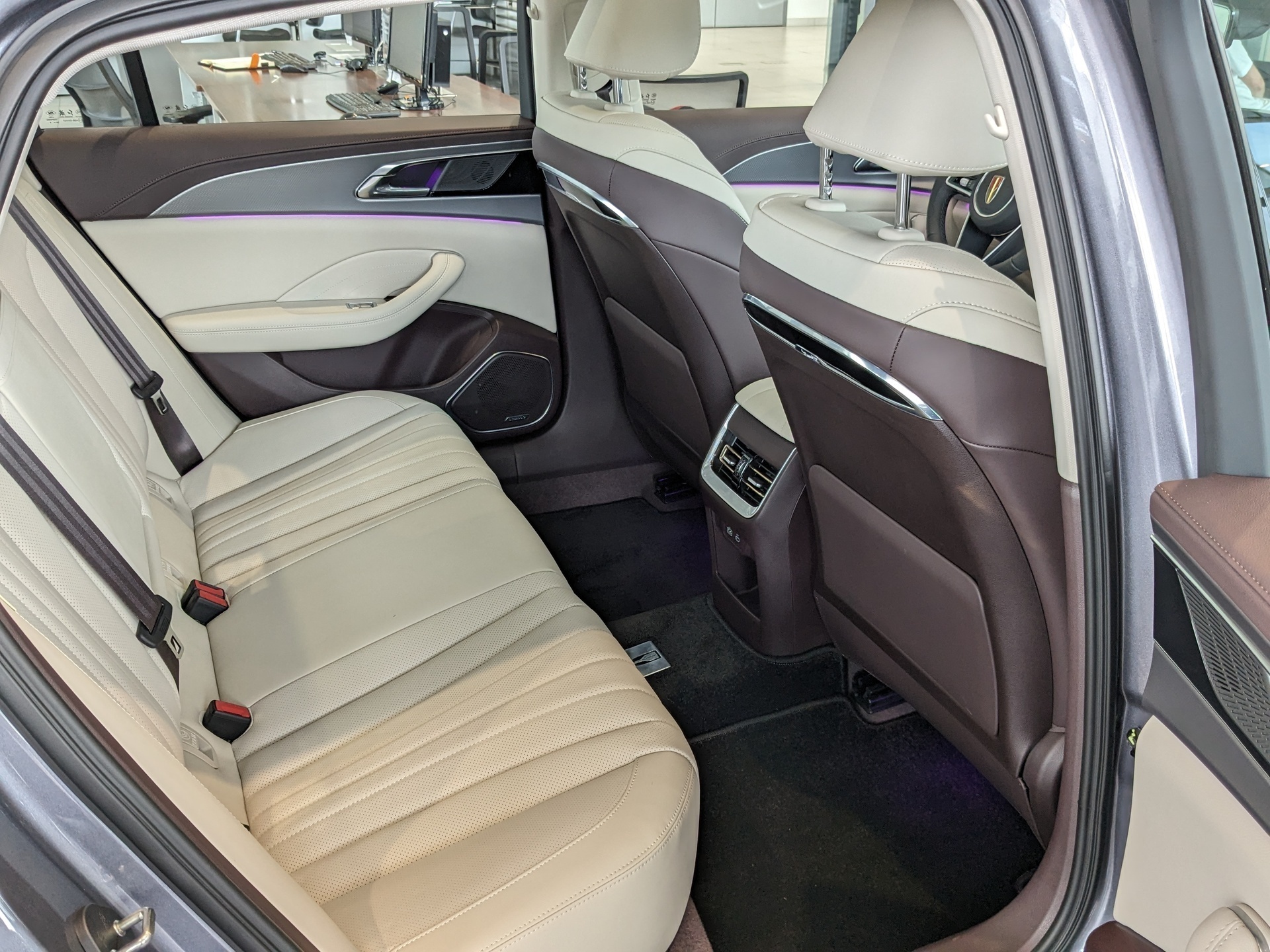 Фото Hongqi H5 Deluxe 2.0T/218 8AT 4D