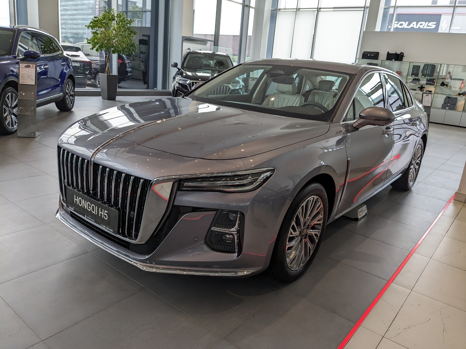 Фото Hongqi H5 Deluxe 2.0T/218 8AT 4D