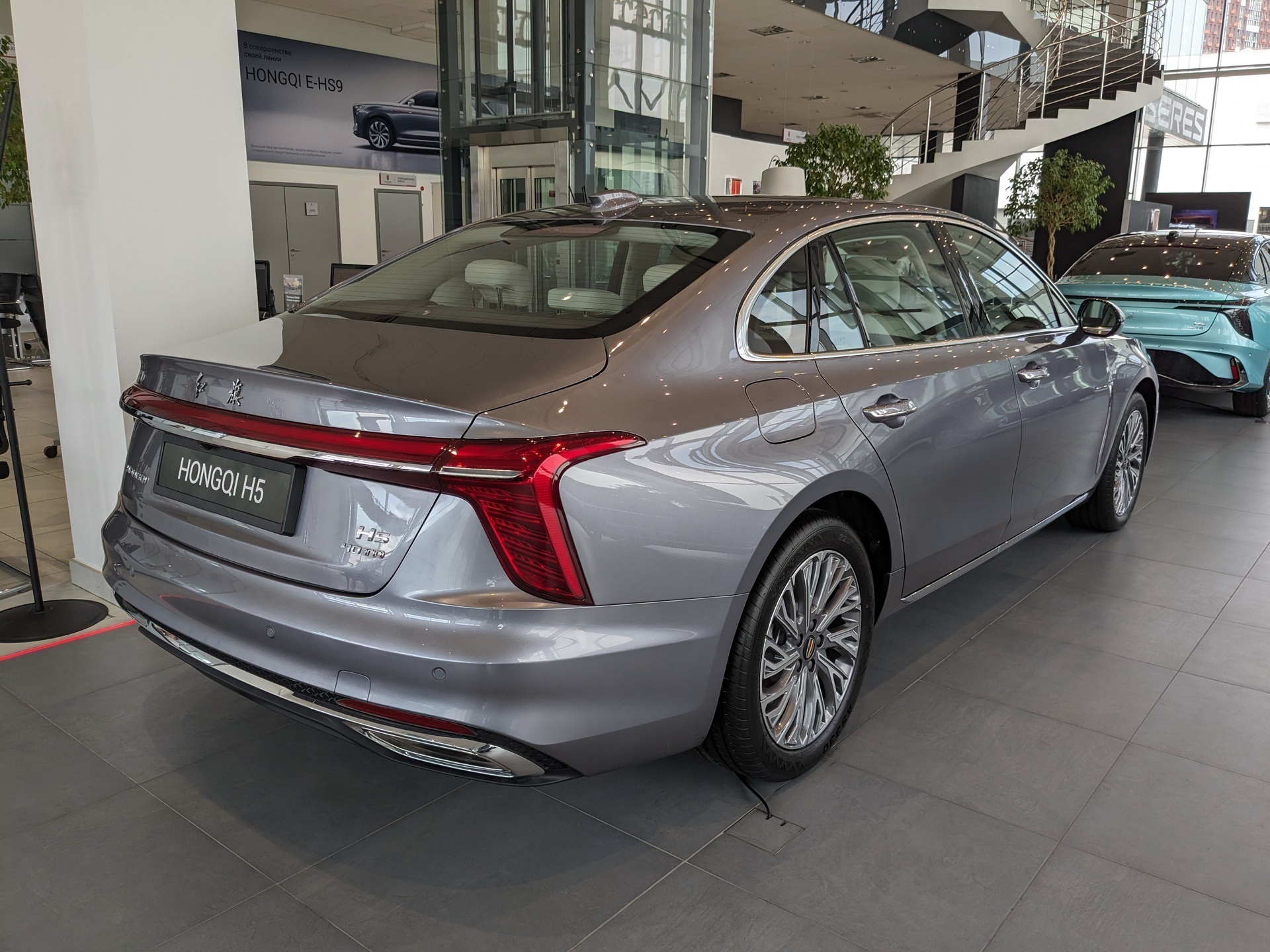 Фото Hongqi H5 Deluxe 2.0T/218 8AT 4D