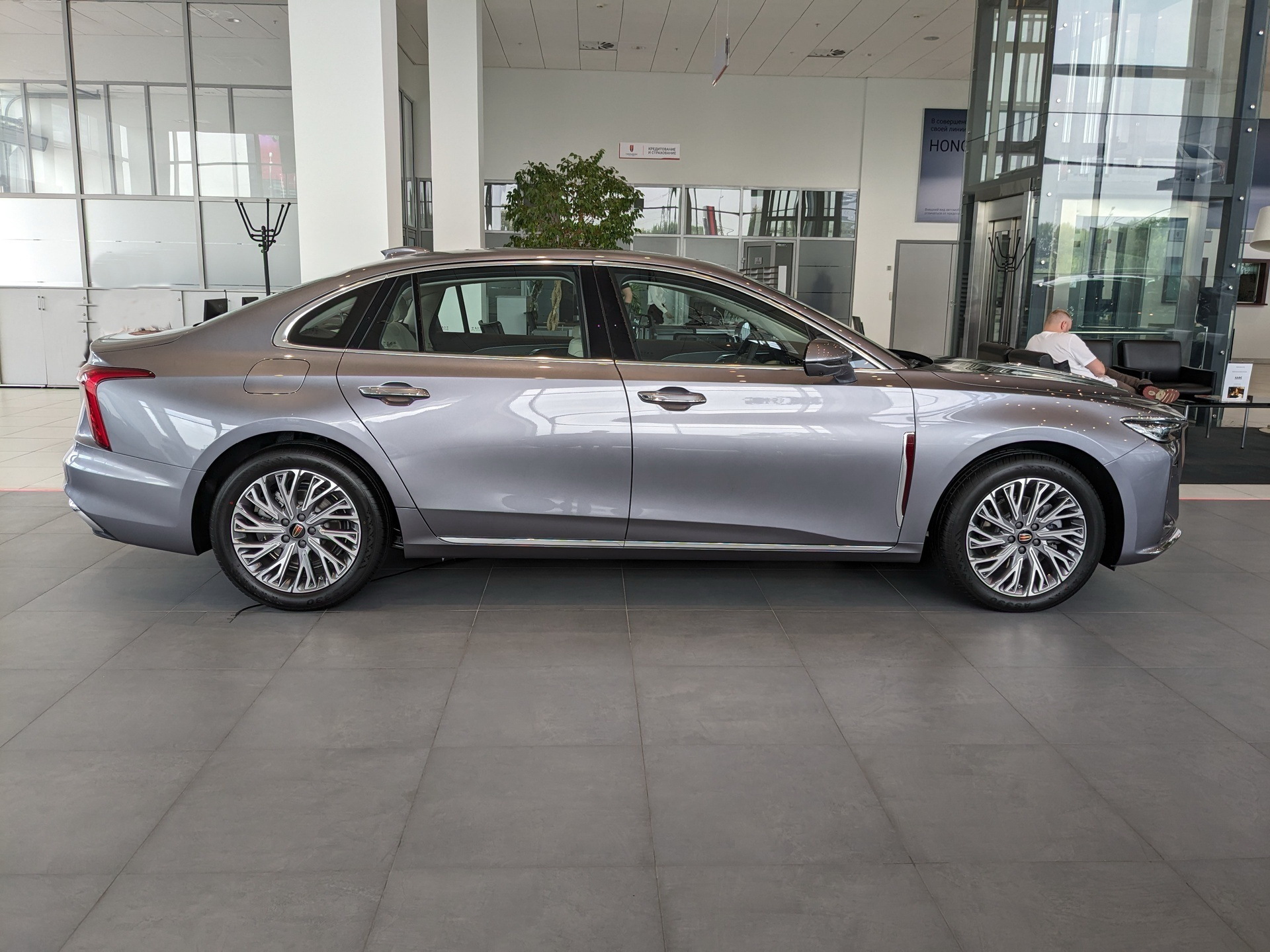 Фото Hongqi H5 Deluxe 2.0T/218 8AT 4D